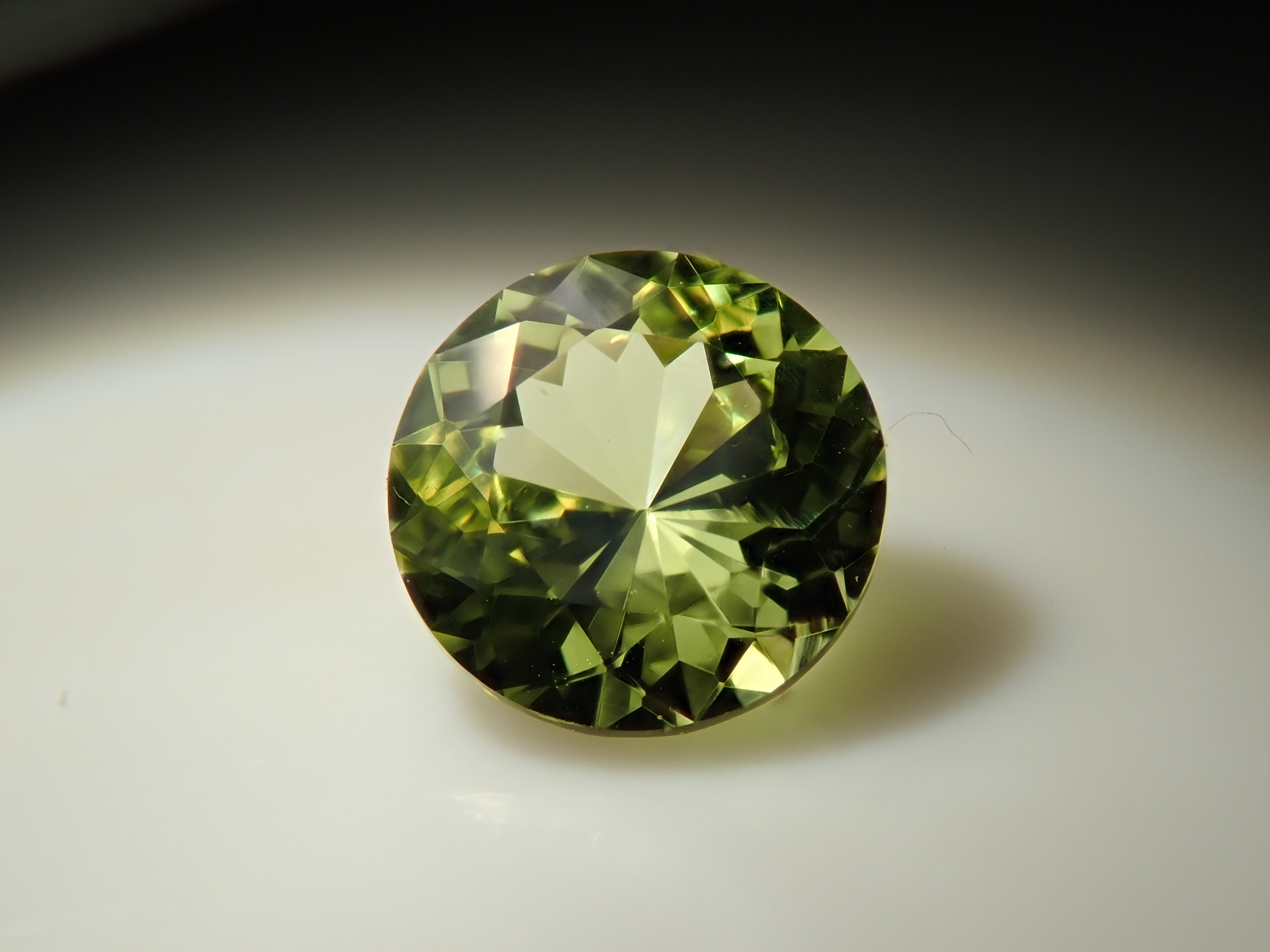 【2/4 22時販売】インド産パロットクリソベリル 4.5mm/0.375ctルース