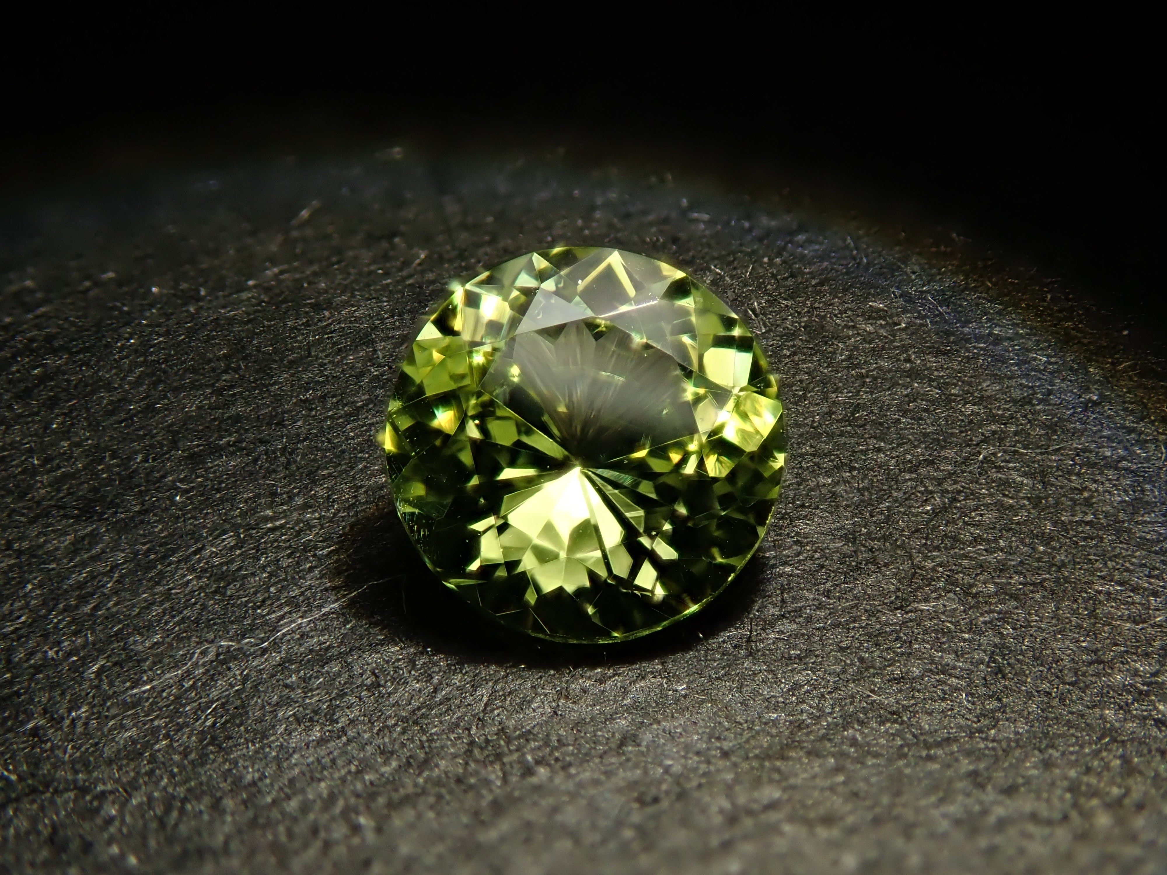 【2/4 22時販売】インド産パロットクリソベリル 4.5mm/0.375ctルース