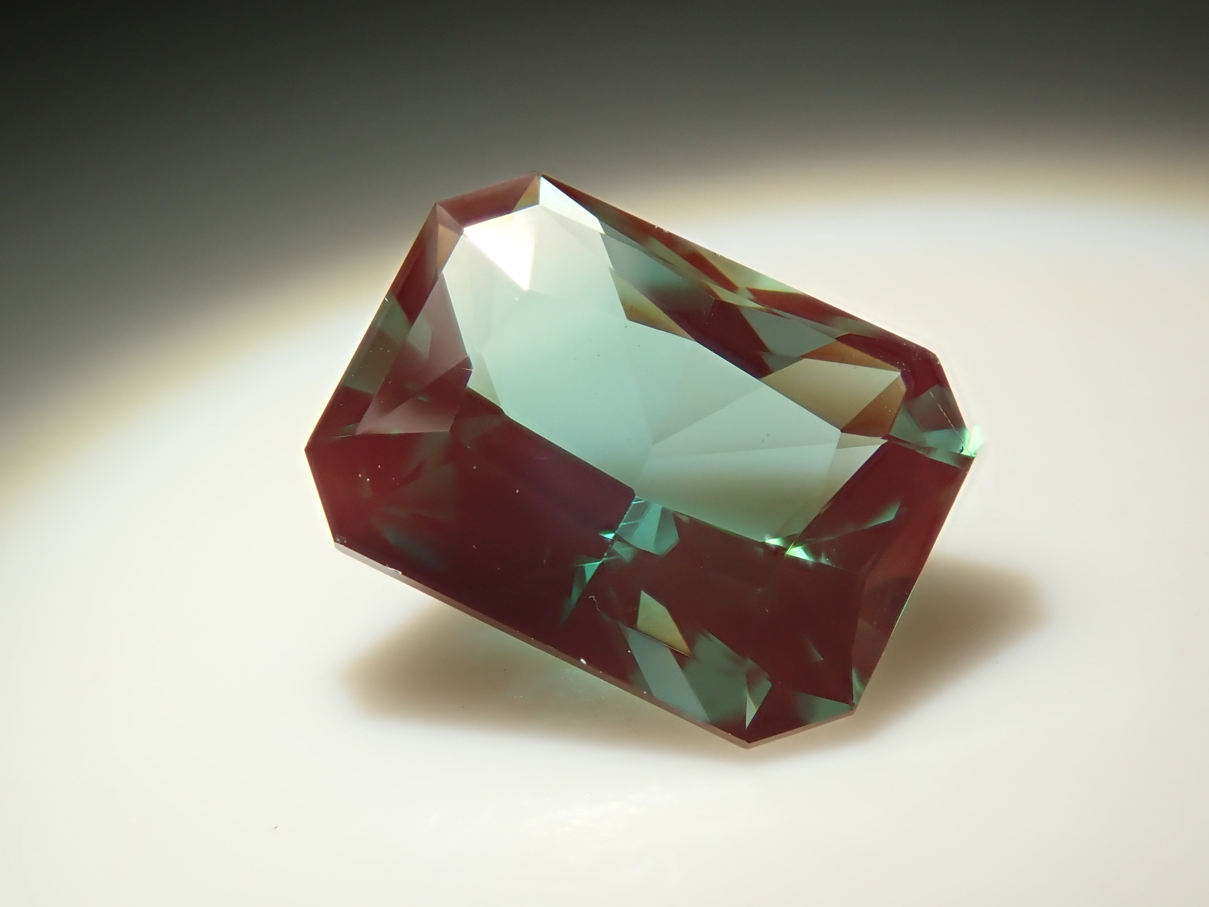 【2/7 22時販売】モンゴル産カラーチェンジアンデシン 0.882ctルース