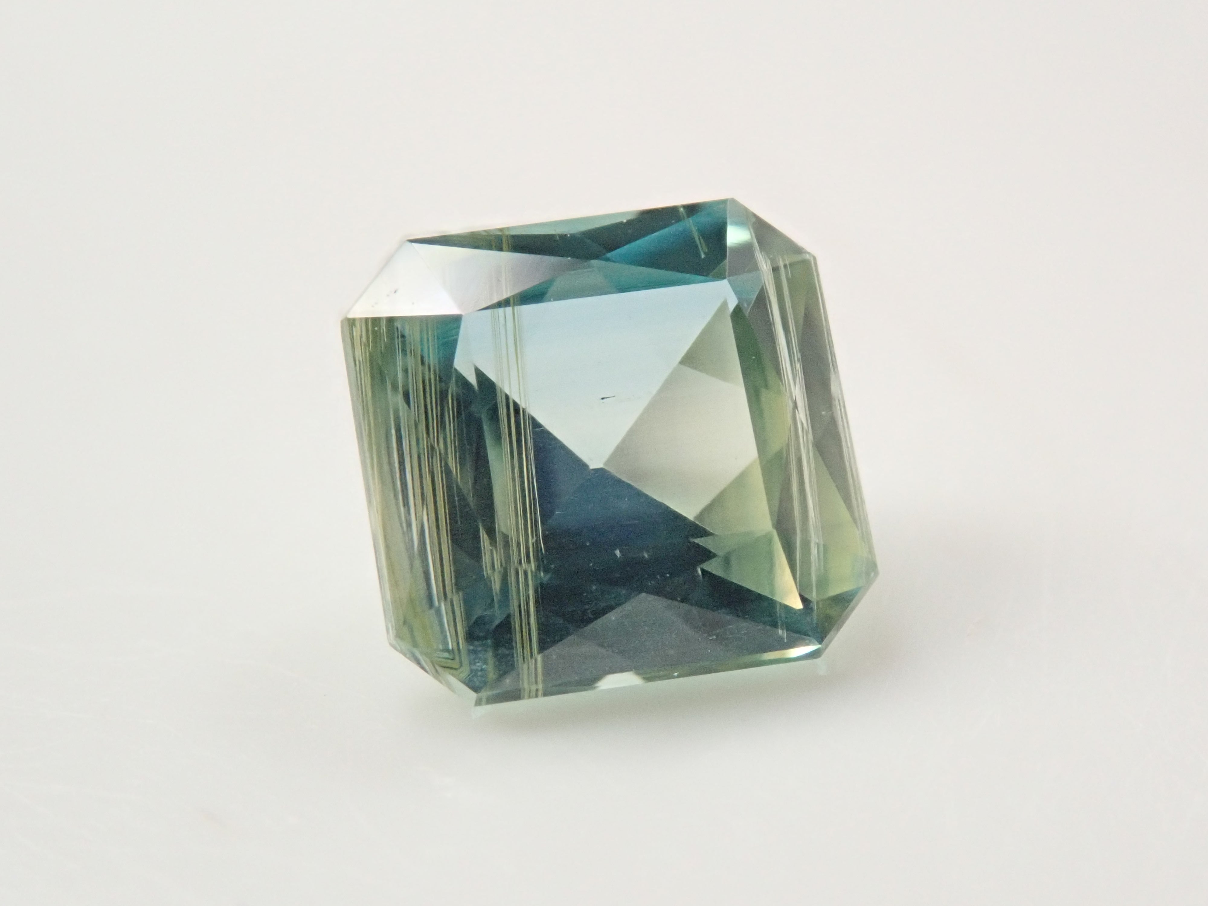 【2/6 22時販売】ネパール産バイカラーカイヤナイト 0.742ctルース