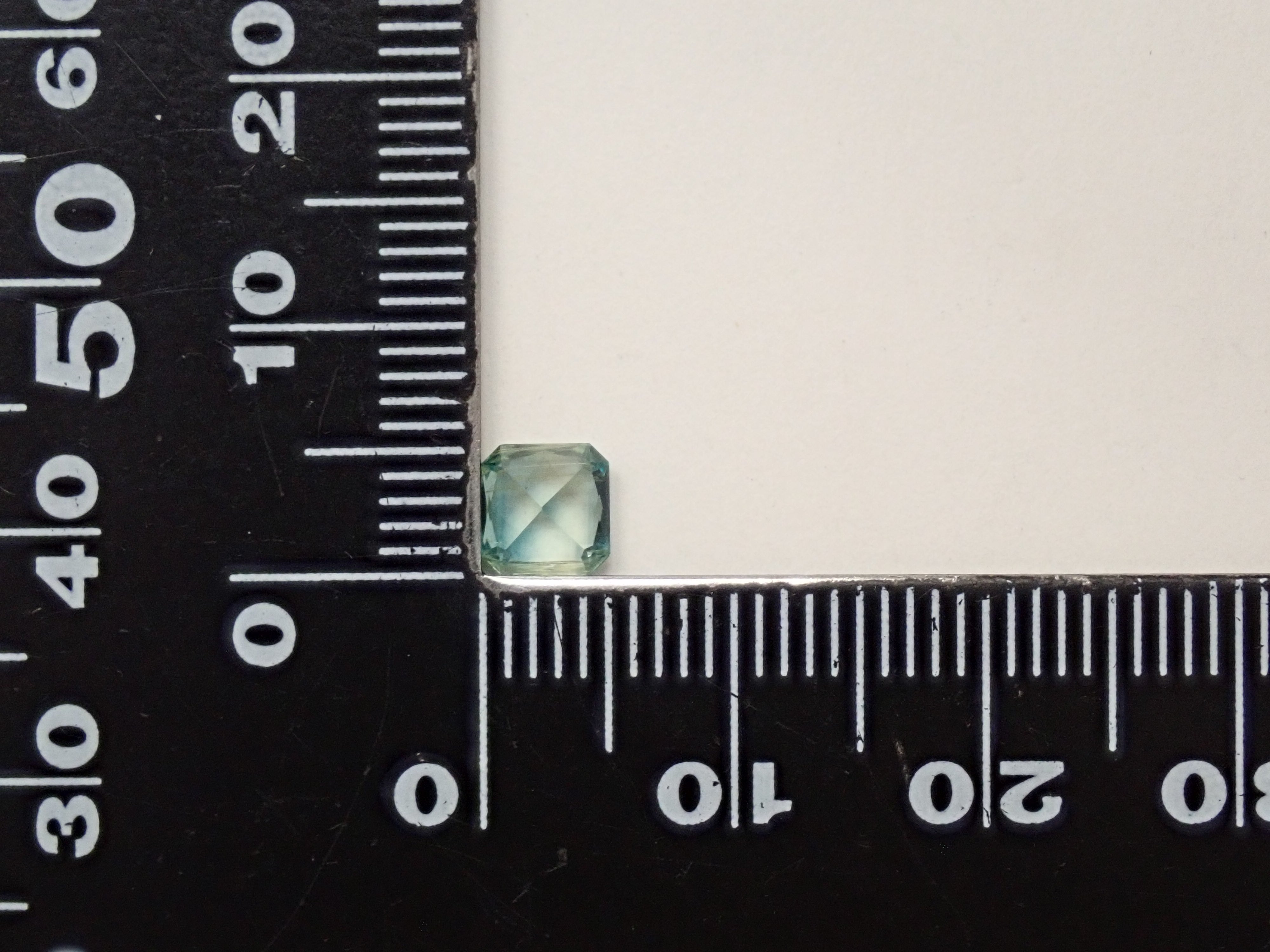 【2/6 22時販売】ネパール産バイカラーカイヤナイト 0.742ctルース