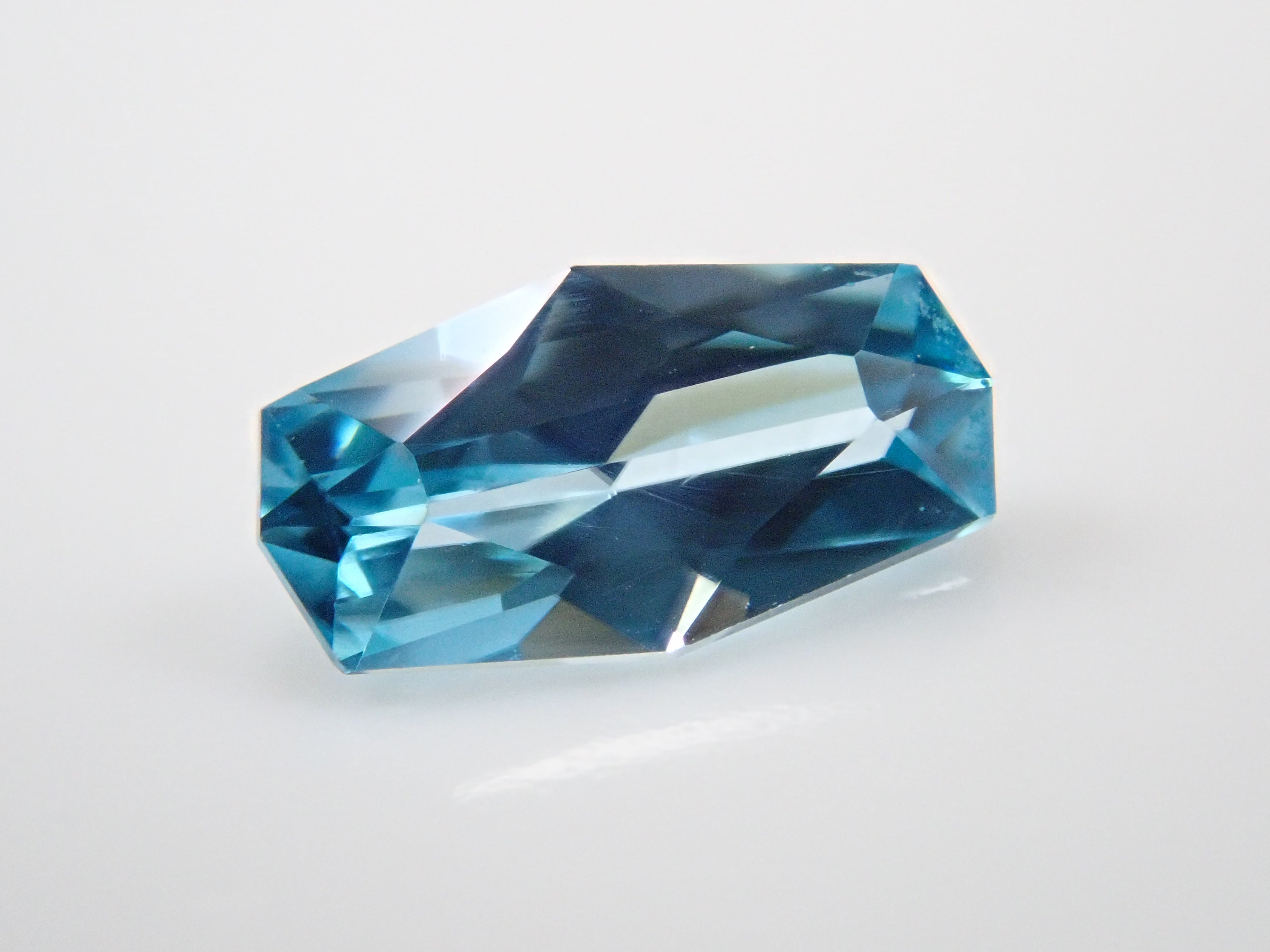 カンボジア産ブルージルコン(ラタナキリブルー) 0.453ctルース