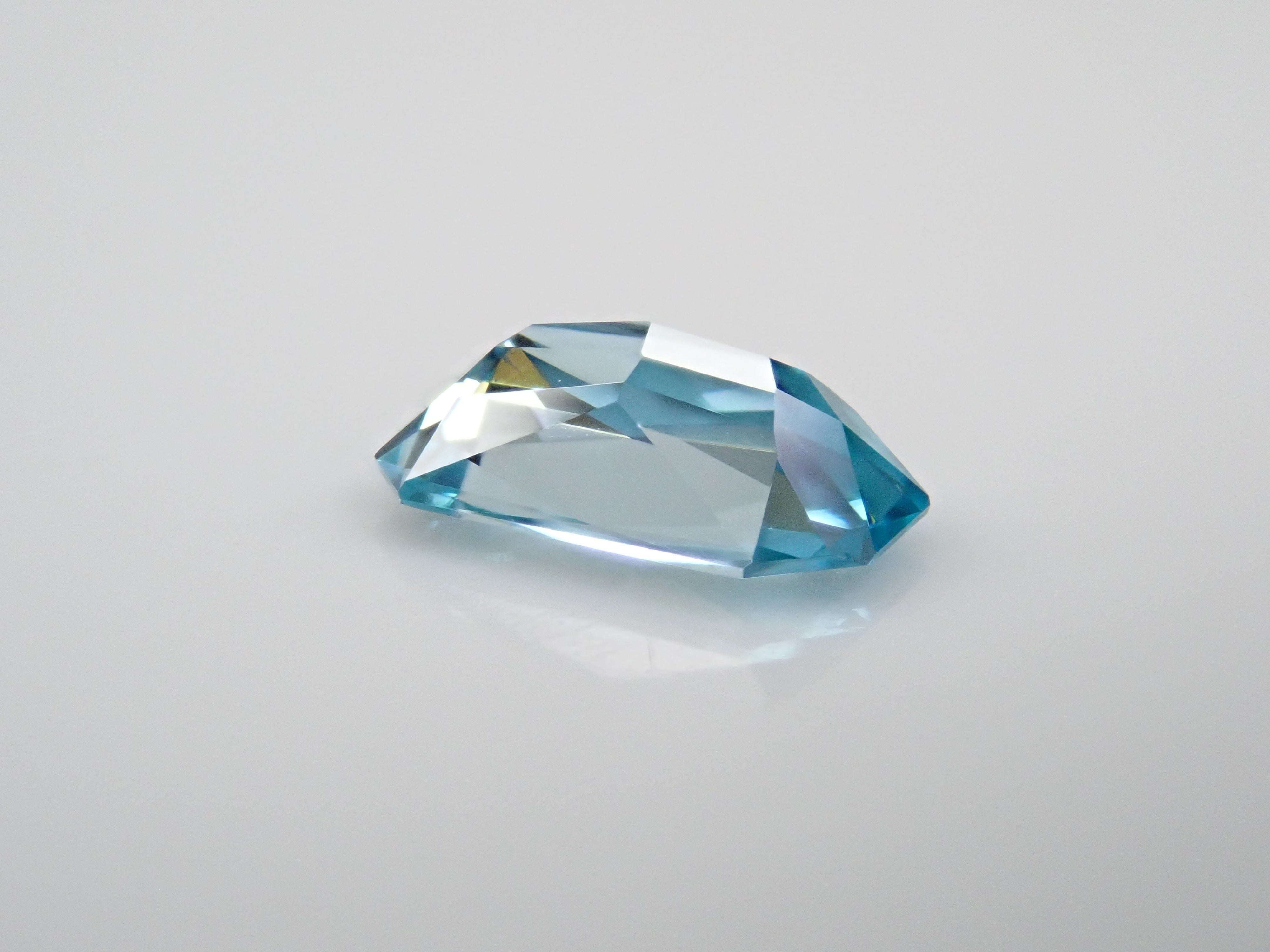 カンボジア産ブルージルコン(ラタナキリブルー) 0.615ctルース