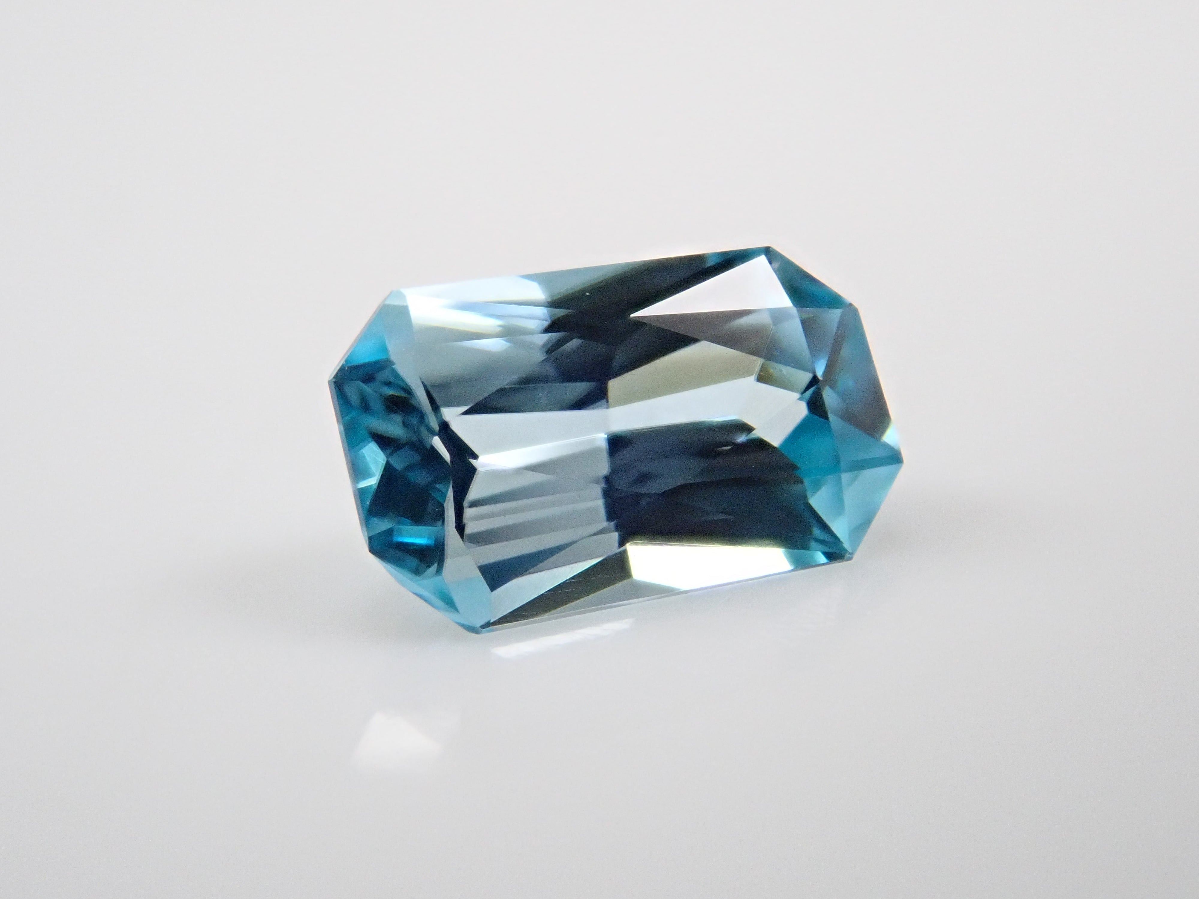 カンボジア産ブルージルコン(ラタナキリブルー) 0.615ctルース