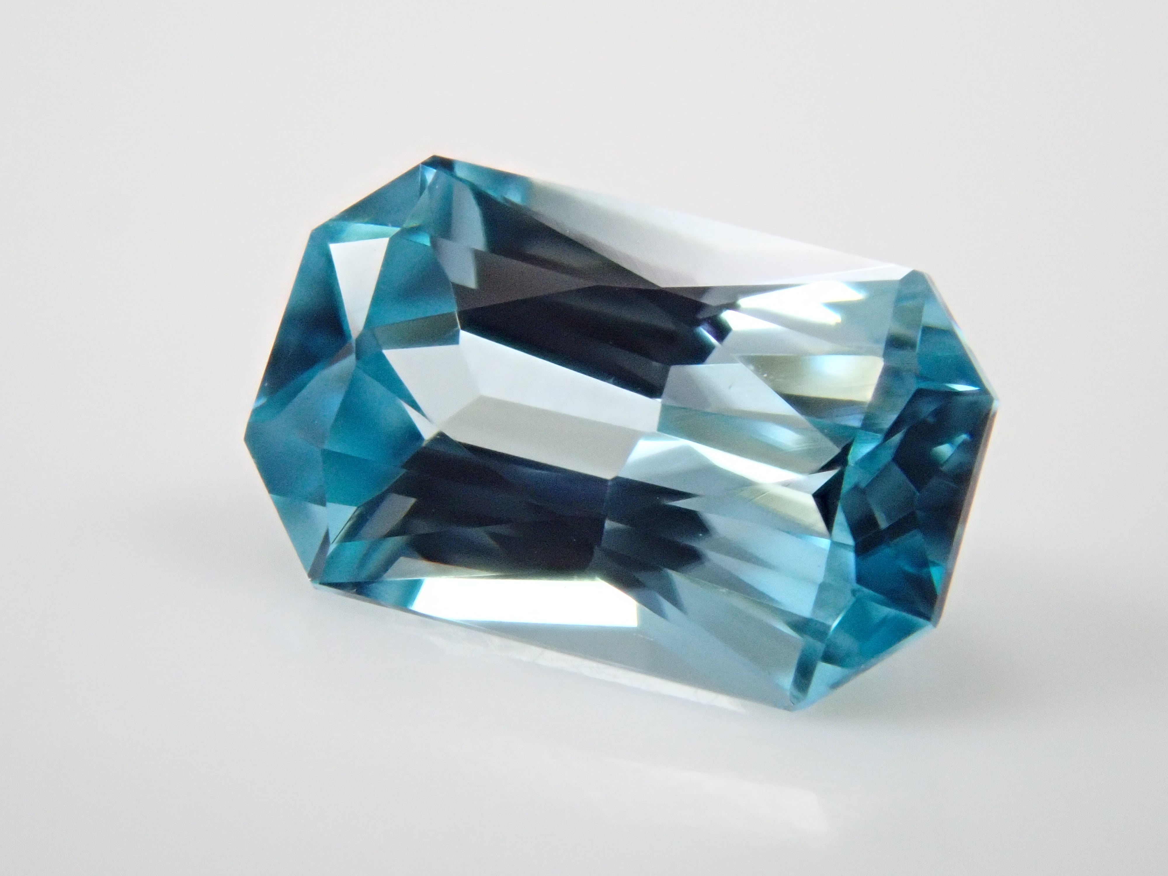 カンボジア産ブルージルコン(ラタナキリブルー) 0.615ctルース