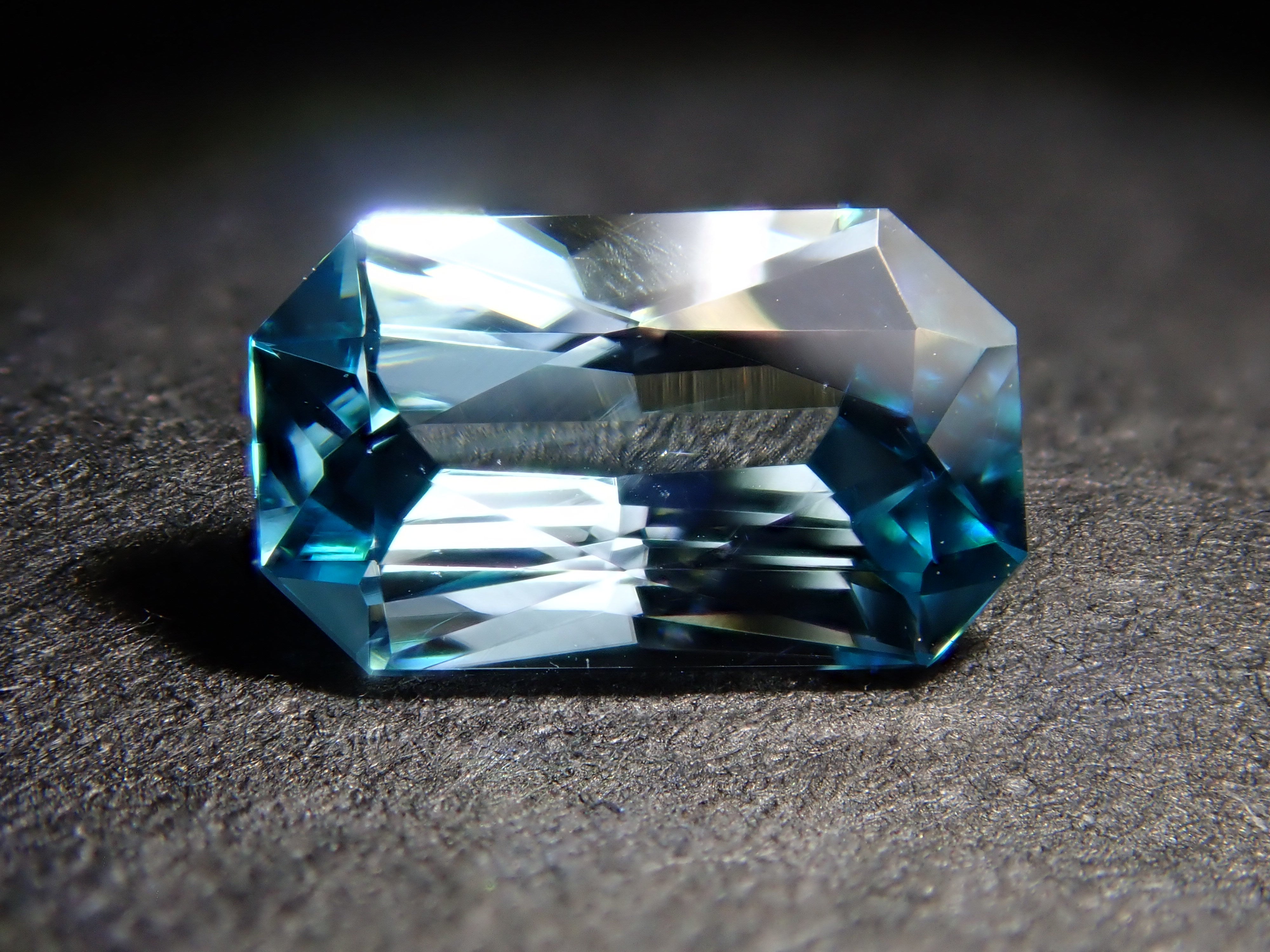 カンボジア産ブルージルコン(ラタナキリブルー) 0.615ctルース