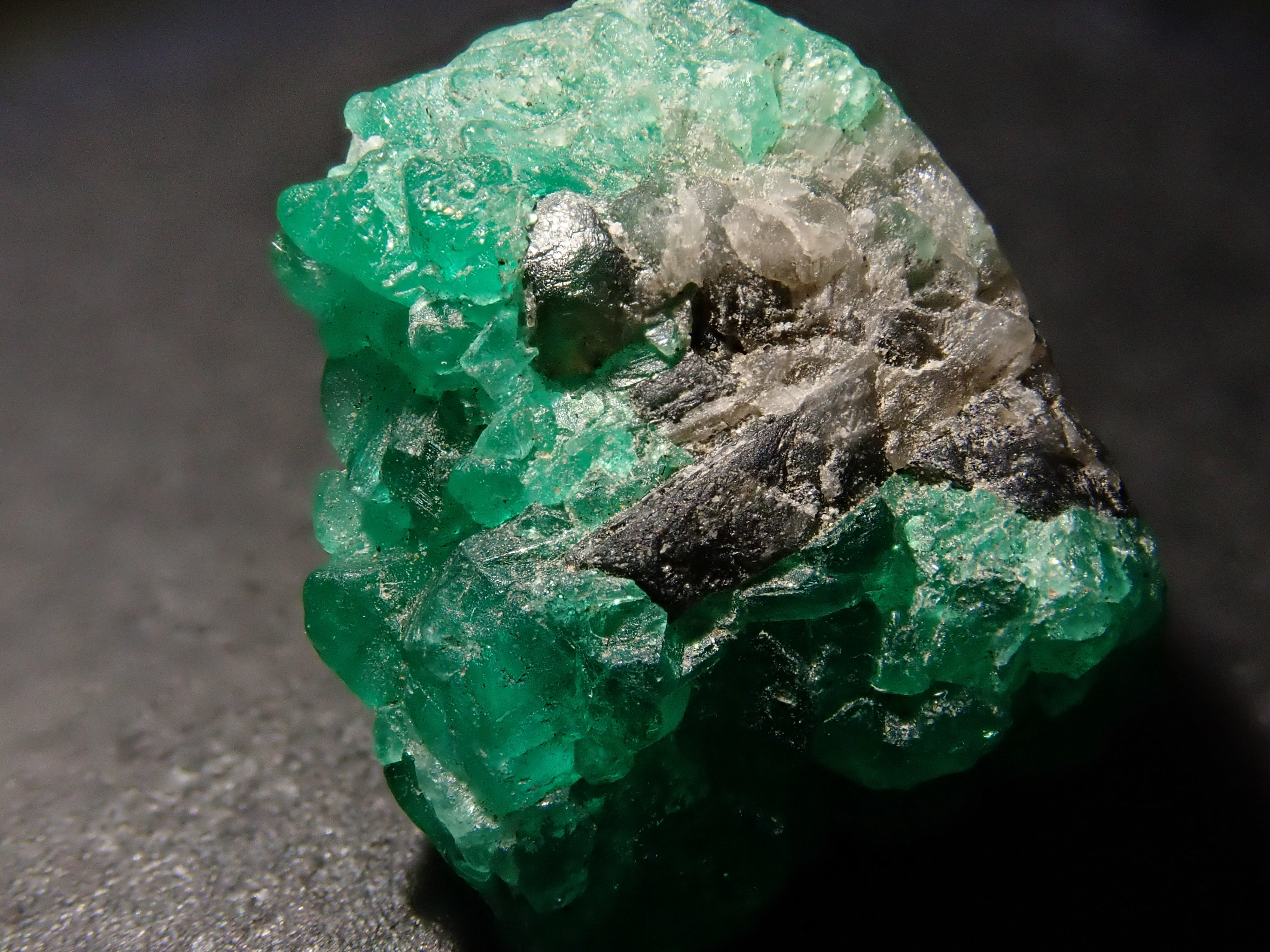 【2/10 22時販売】コロンビア産エメラルド 8.90ct原石