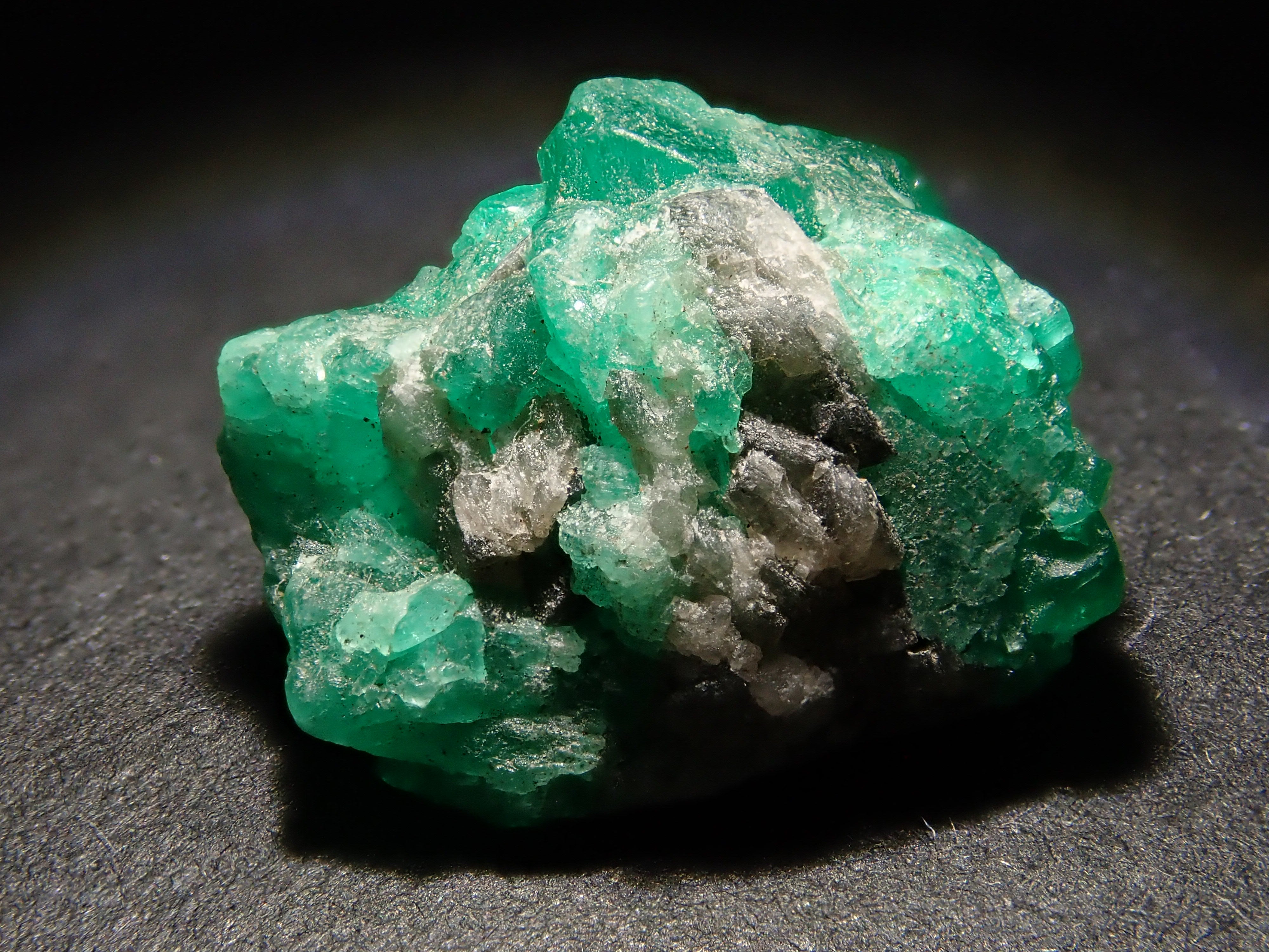 【2/10 22時販売】コロンビア産エメラルド 8.90ct原石