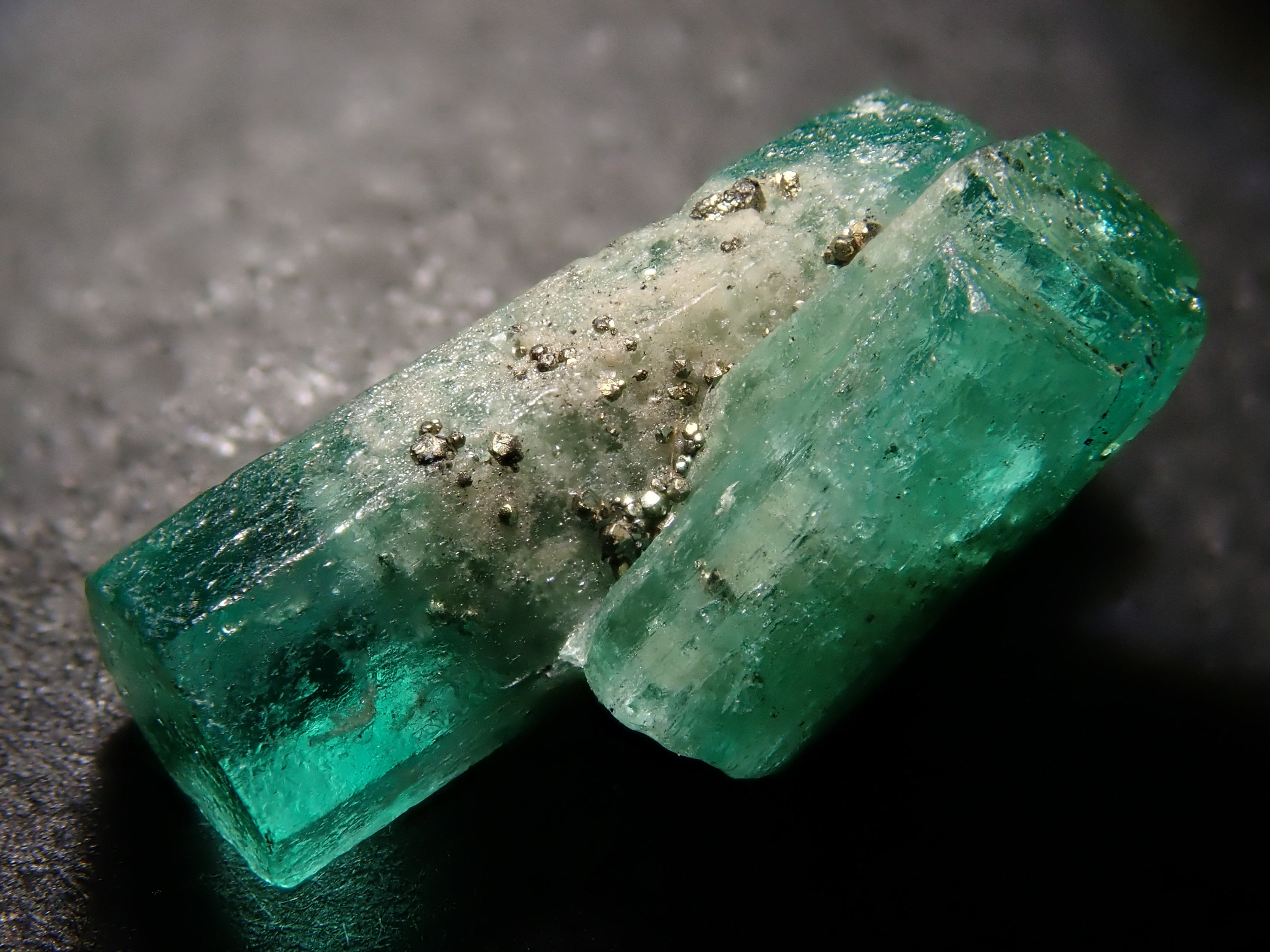 【2/10 22時販売】コロンビア産パイライト付きエメラルド 2.380ct原石