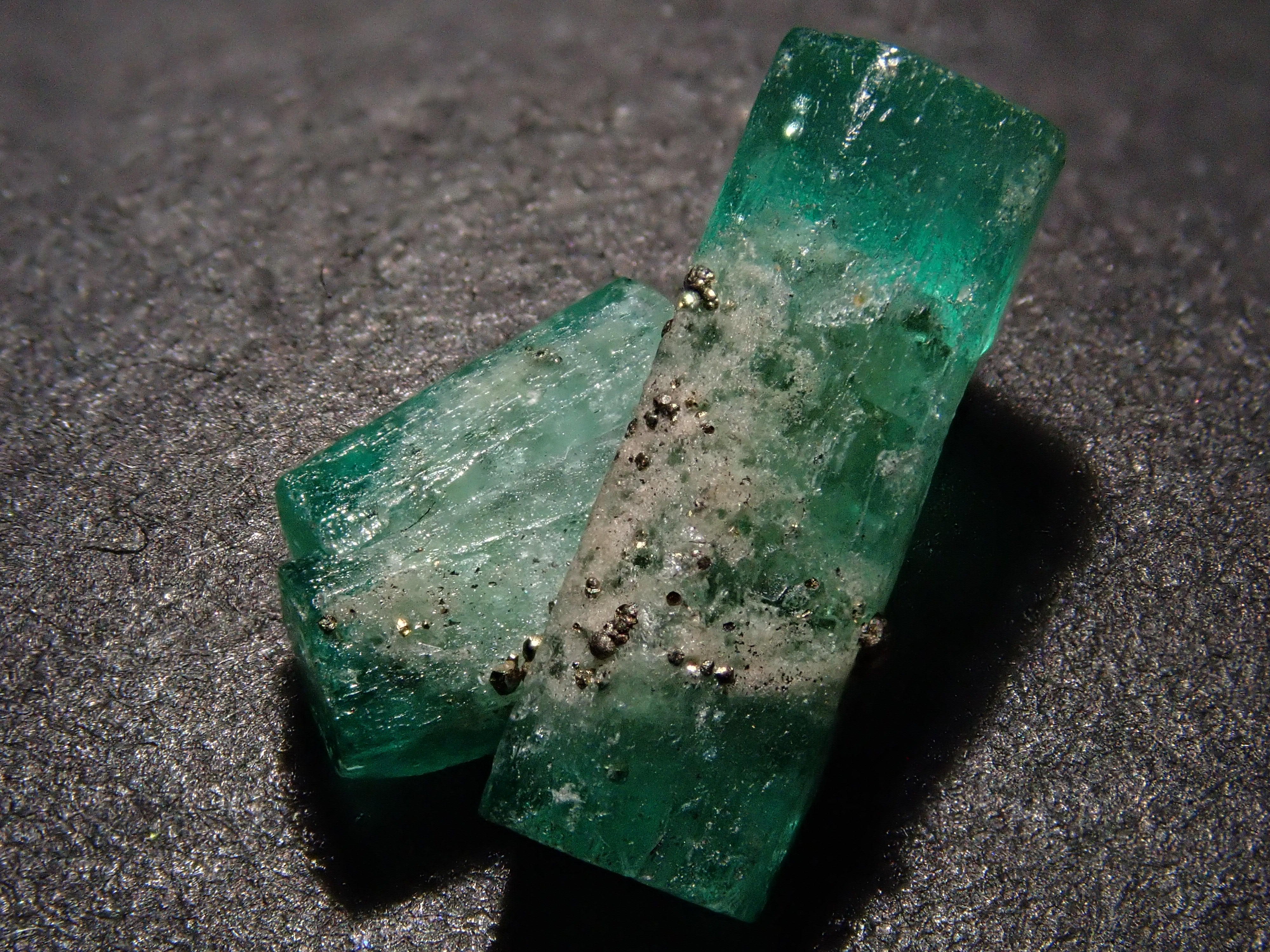 【2/10 22時販売】コロンビア産パイライト付きエメラルド 2.380ct原石