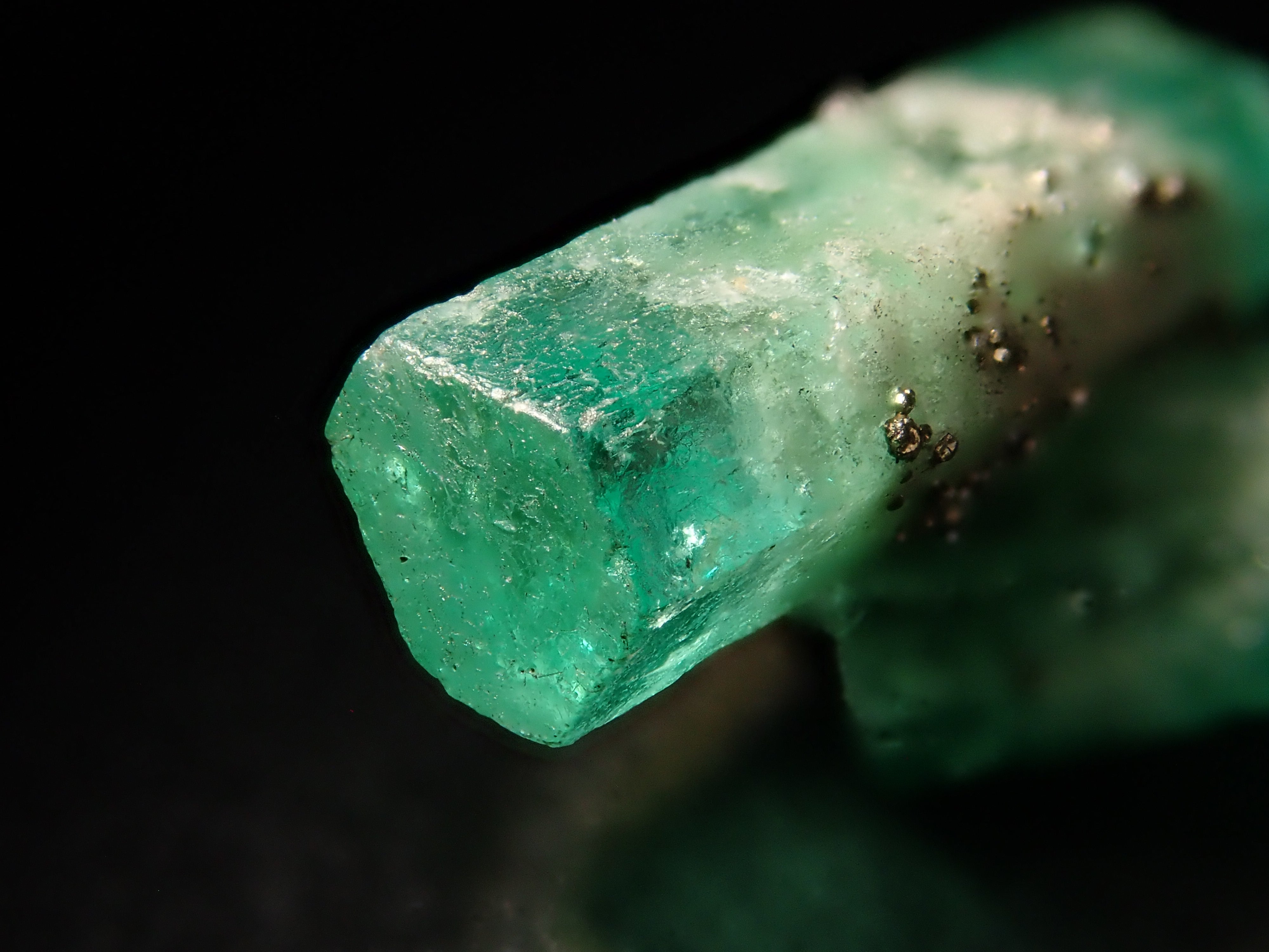 【2/10 22時販売】コロンビア産パイライト付きエメラルド 2.380ct原石