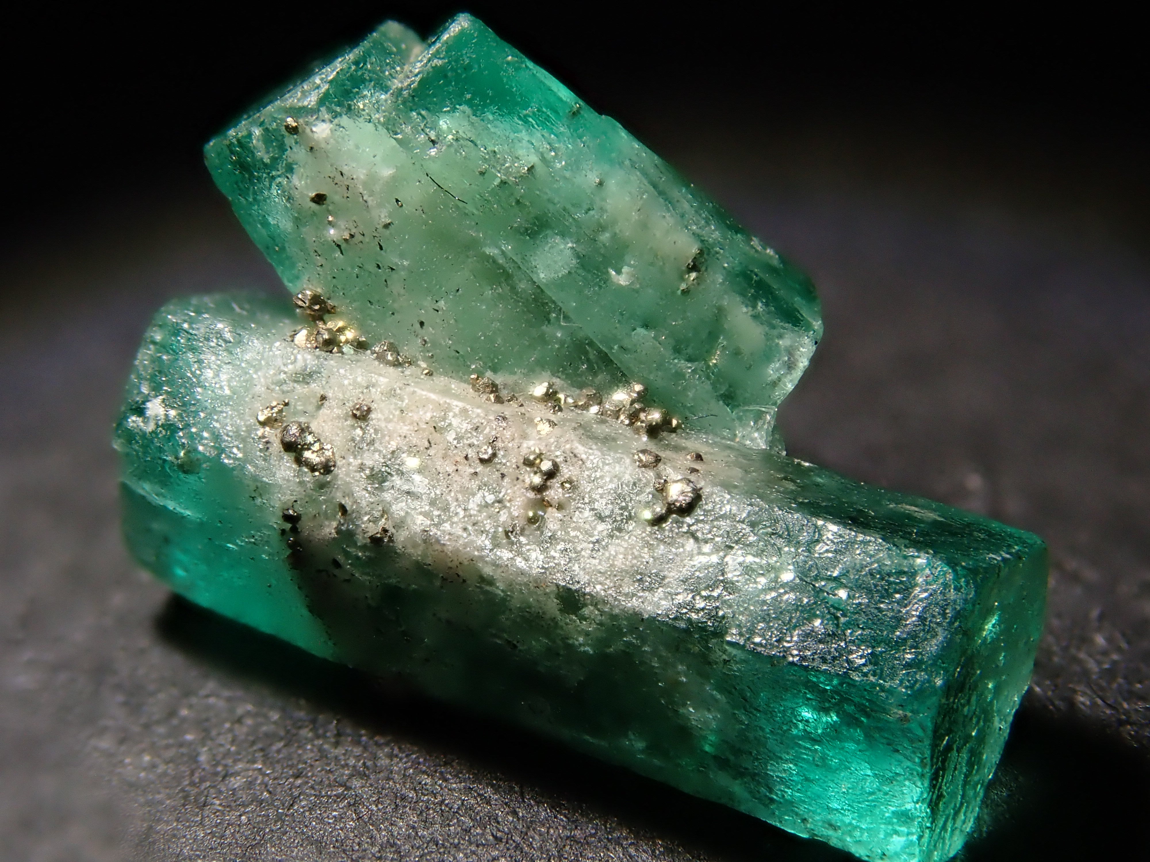 【2/10 22時販売】コロンビア産パイライト付きエメラルド 2.380ct原石