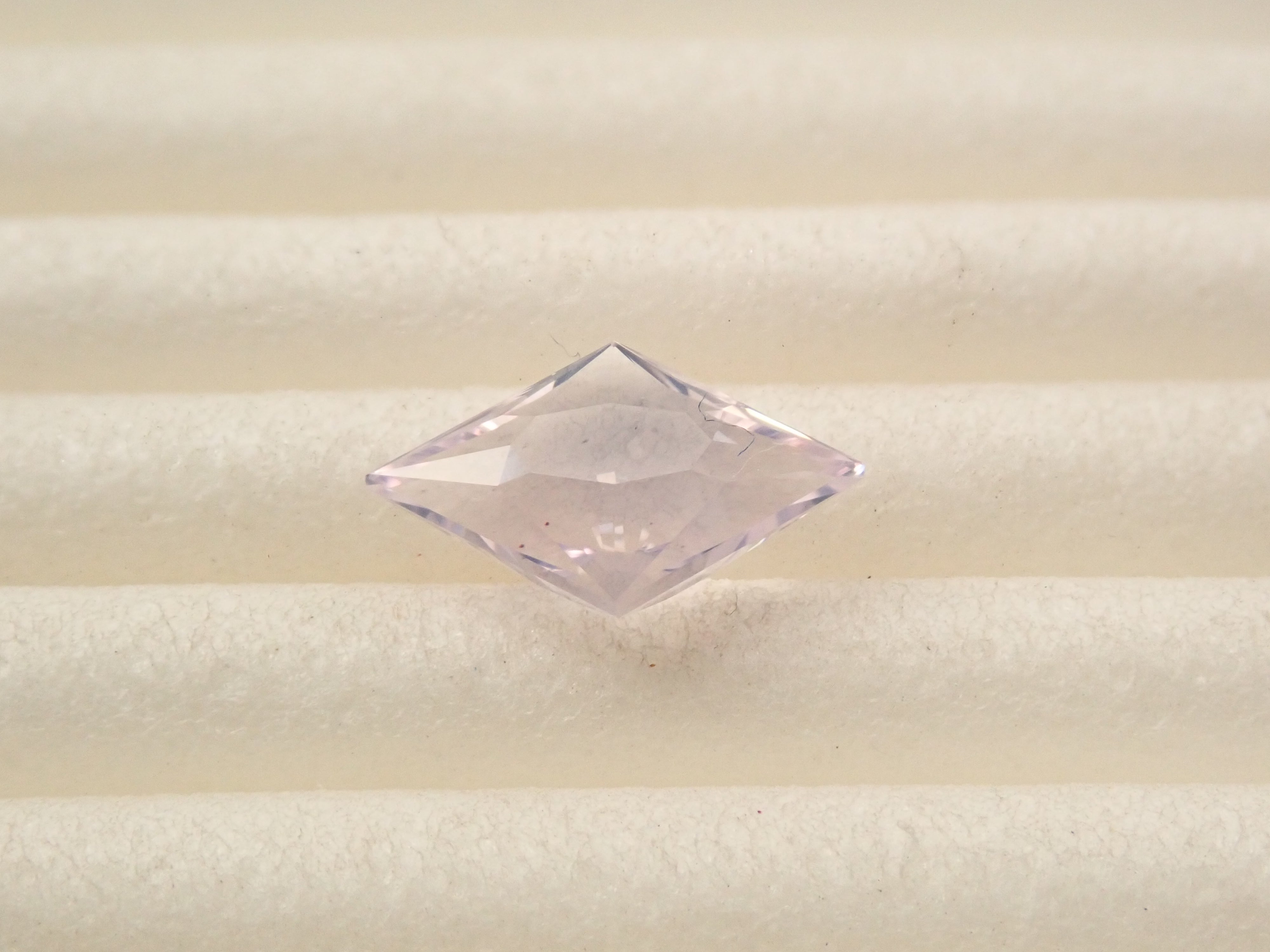 【12561507掲載】ブラジル産ラベンダークォーツ(スコロライト) 0.716ctルース