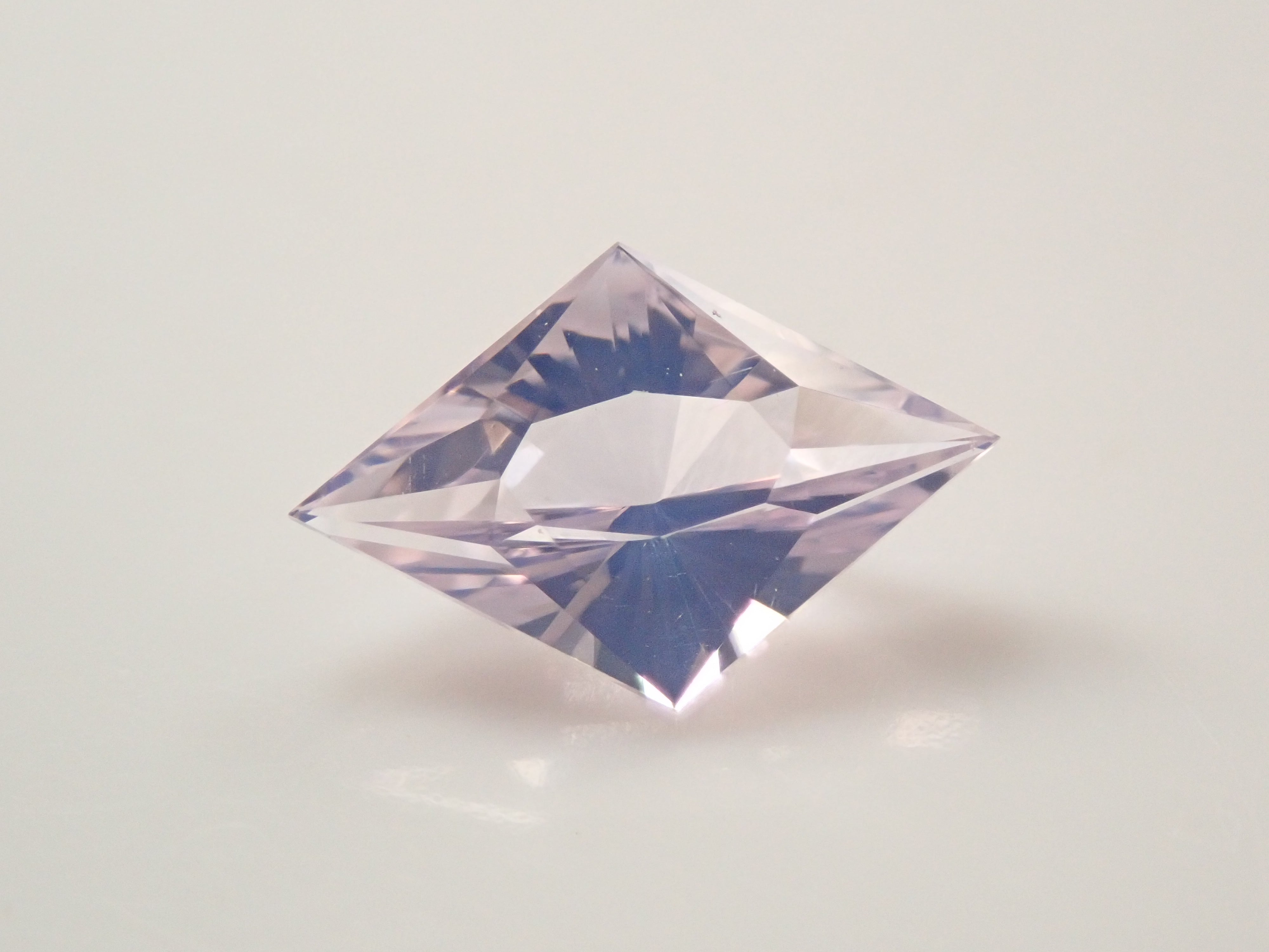 【12561507掲載】ブラジル産ラベンダークォーツ(スコロライト) 0.716ctルース