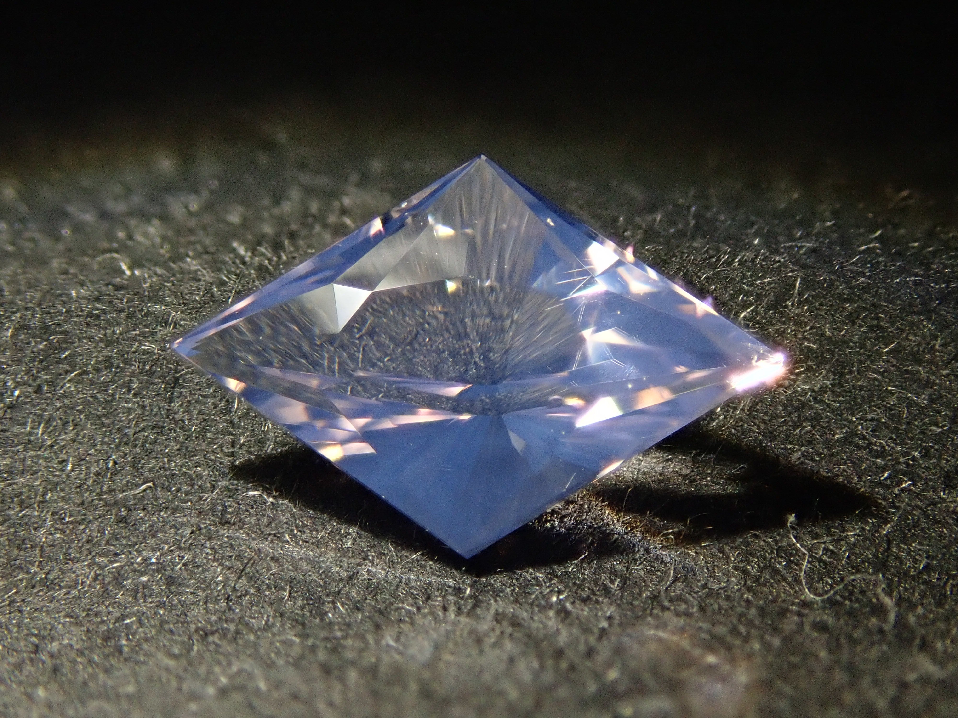 【12561507掲載】ブラジル産ラベンダークォーツ(スコロライト) 0.716ctルース