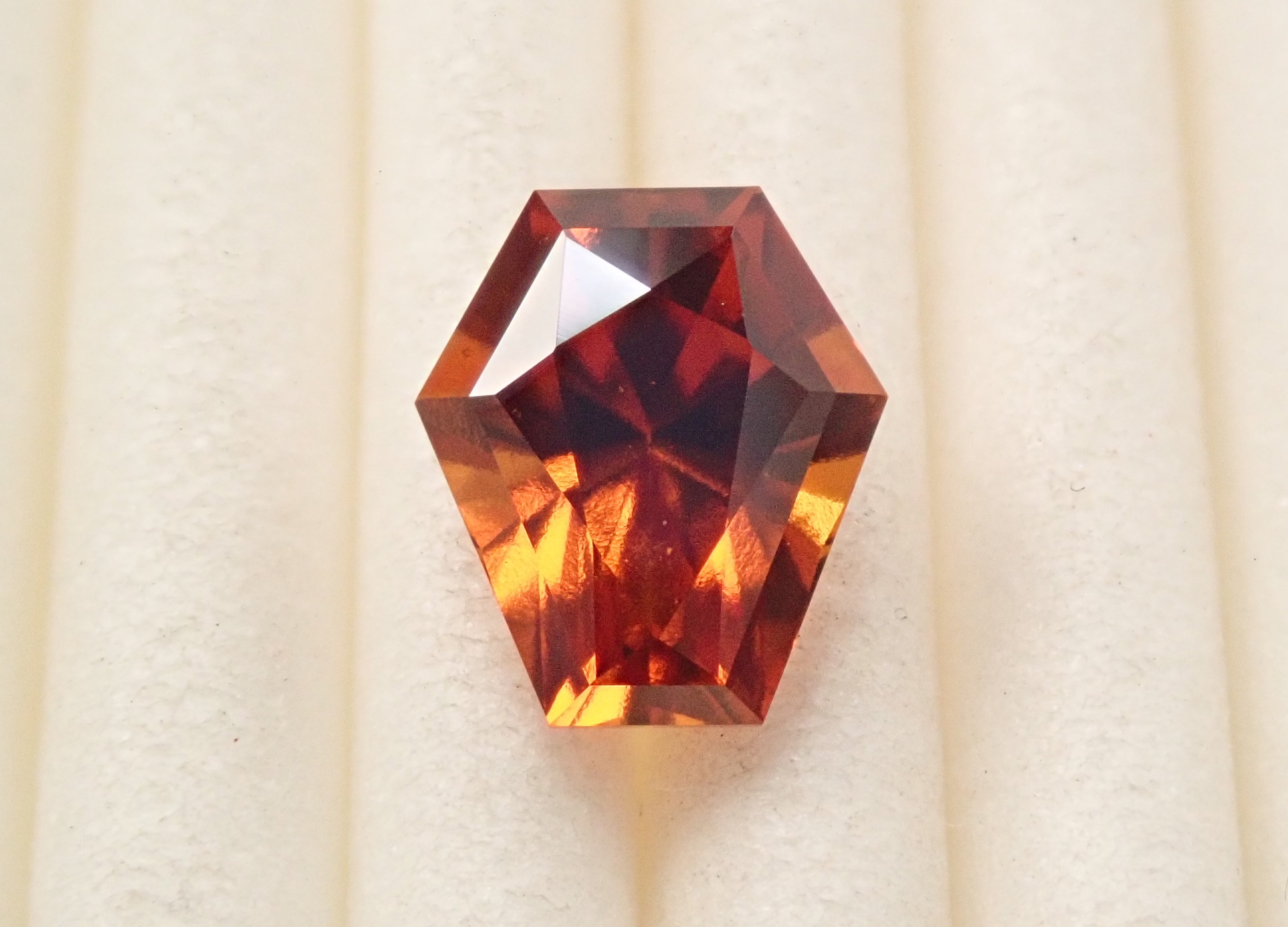 【2/14 22時販売】スリランカ産ヘソナイトガーネット 1.674ctルース