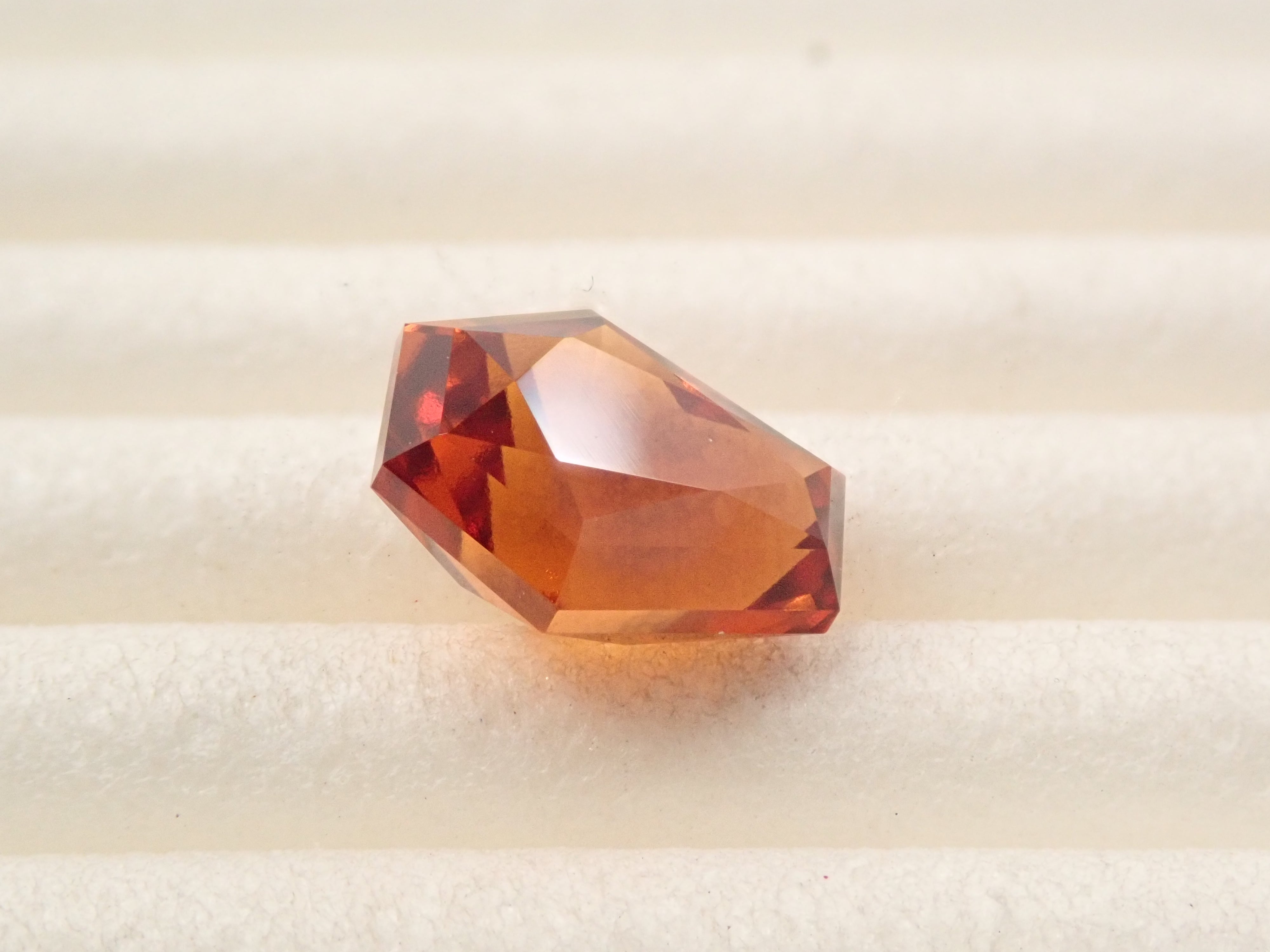 【12561614掲載】スリランカ産ヘソナイトガーネット 1.674ctルース