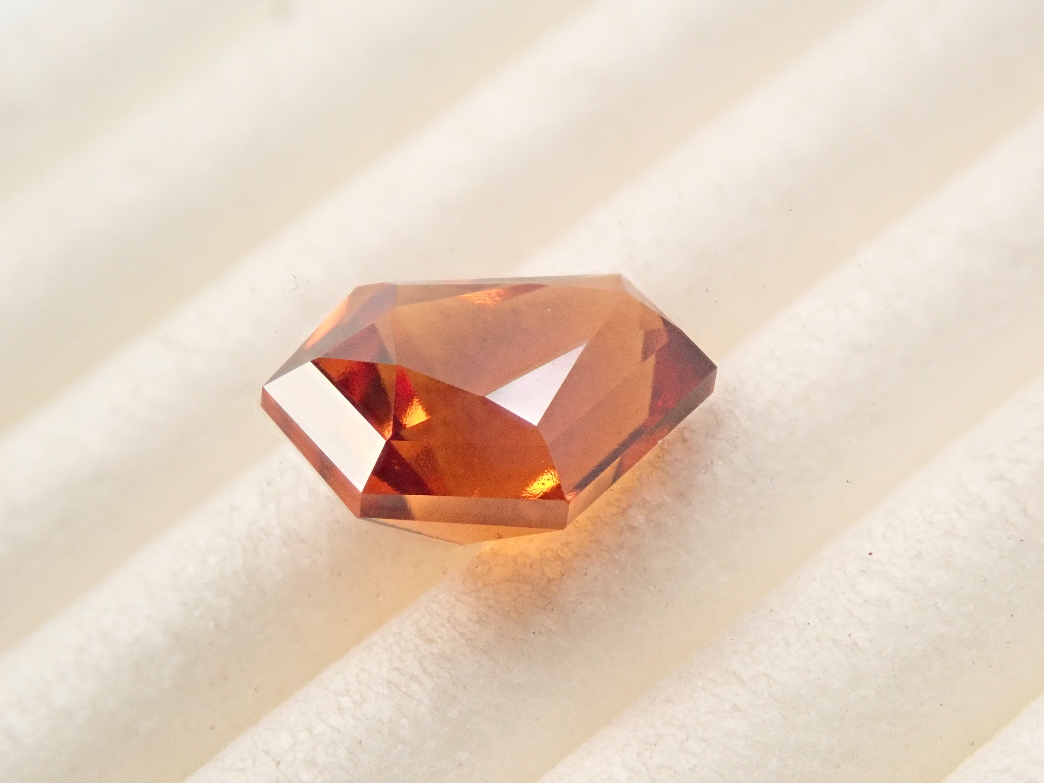 【12561614掲載】スリランカ産ヘソナイトガーネット 1.674ctルース