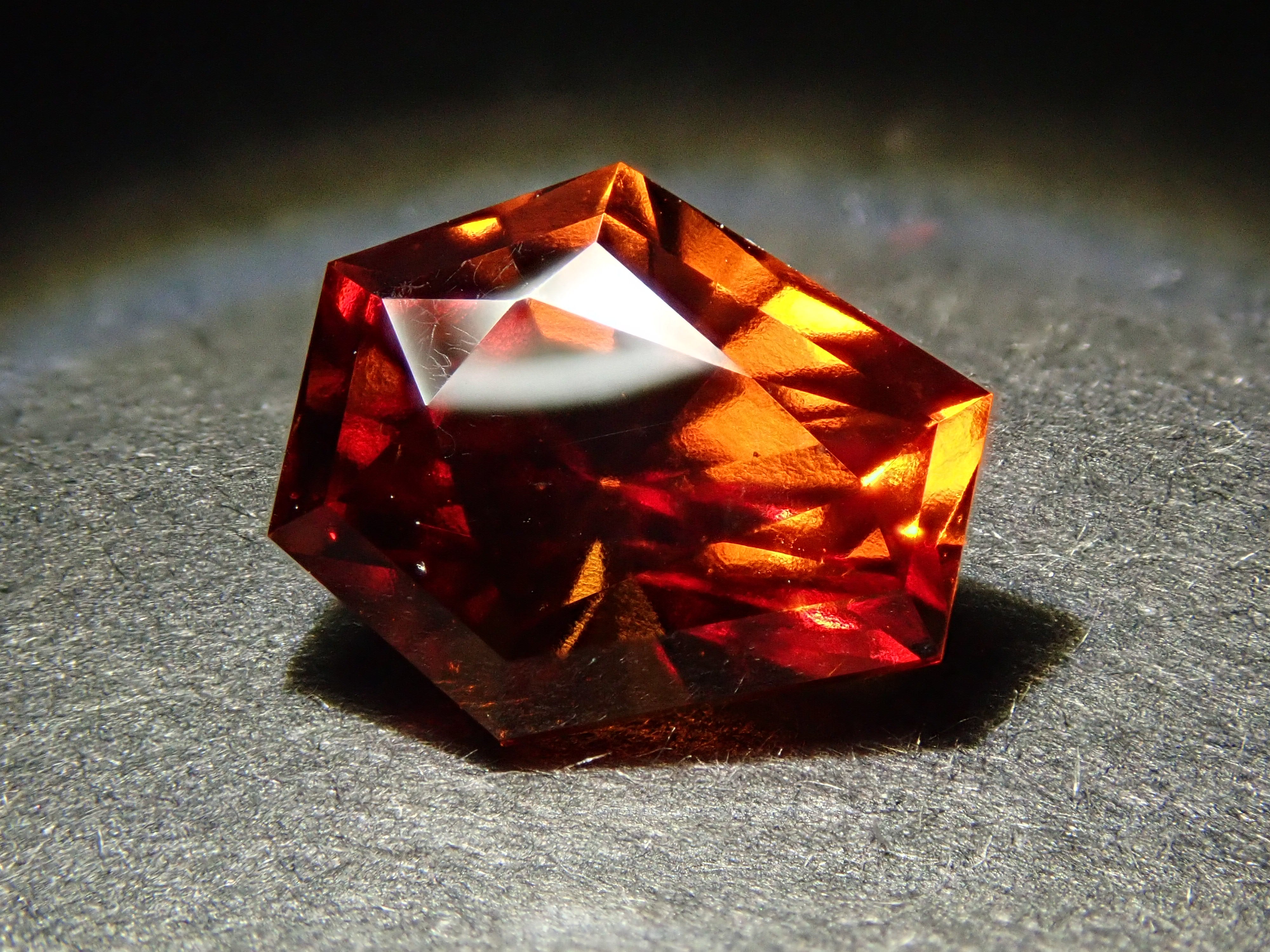 【2/14 22時販売】スリランカ産ヘソナイトガーネット 1.674ctルース