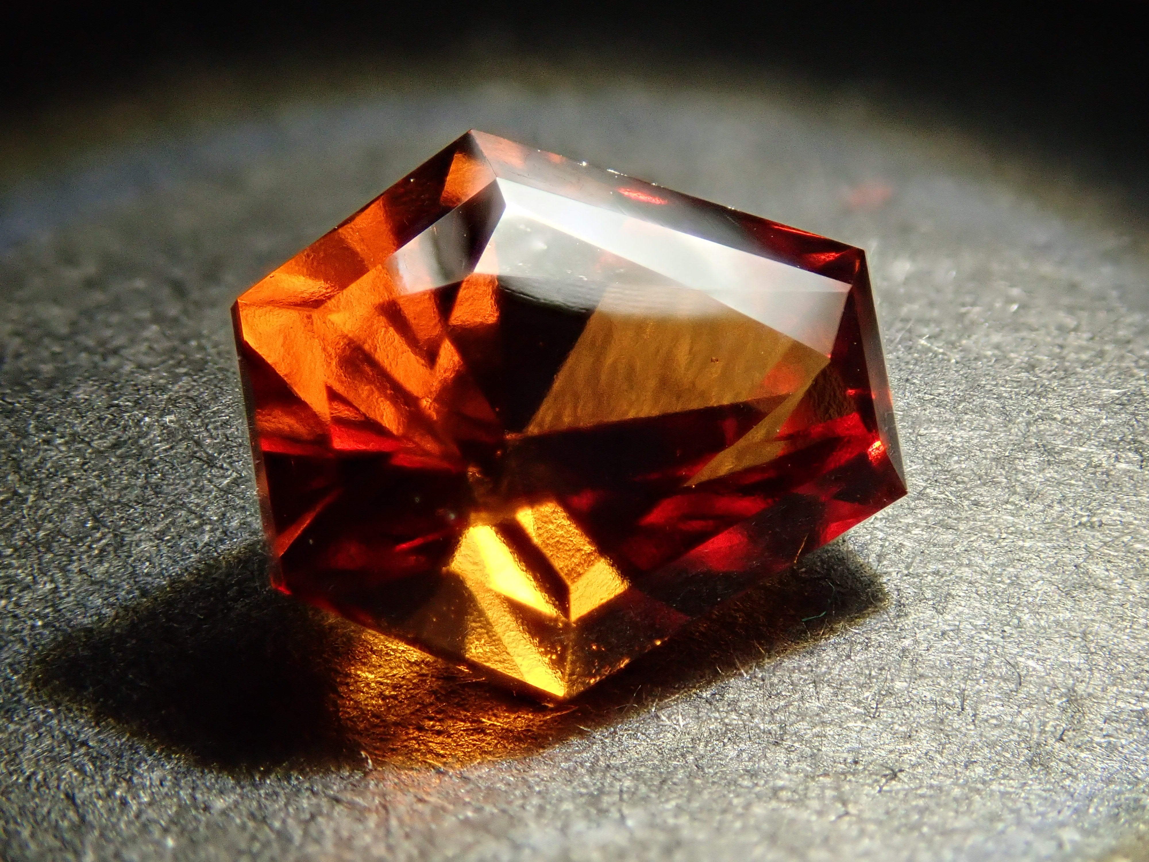 【2/14 22時販売】スリランカ産ヘソナイトガーネット 1.674ctルース