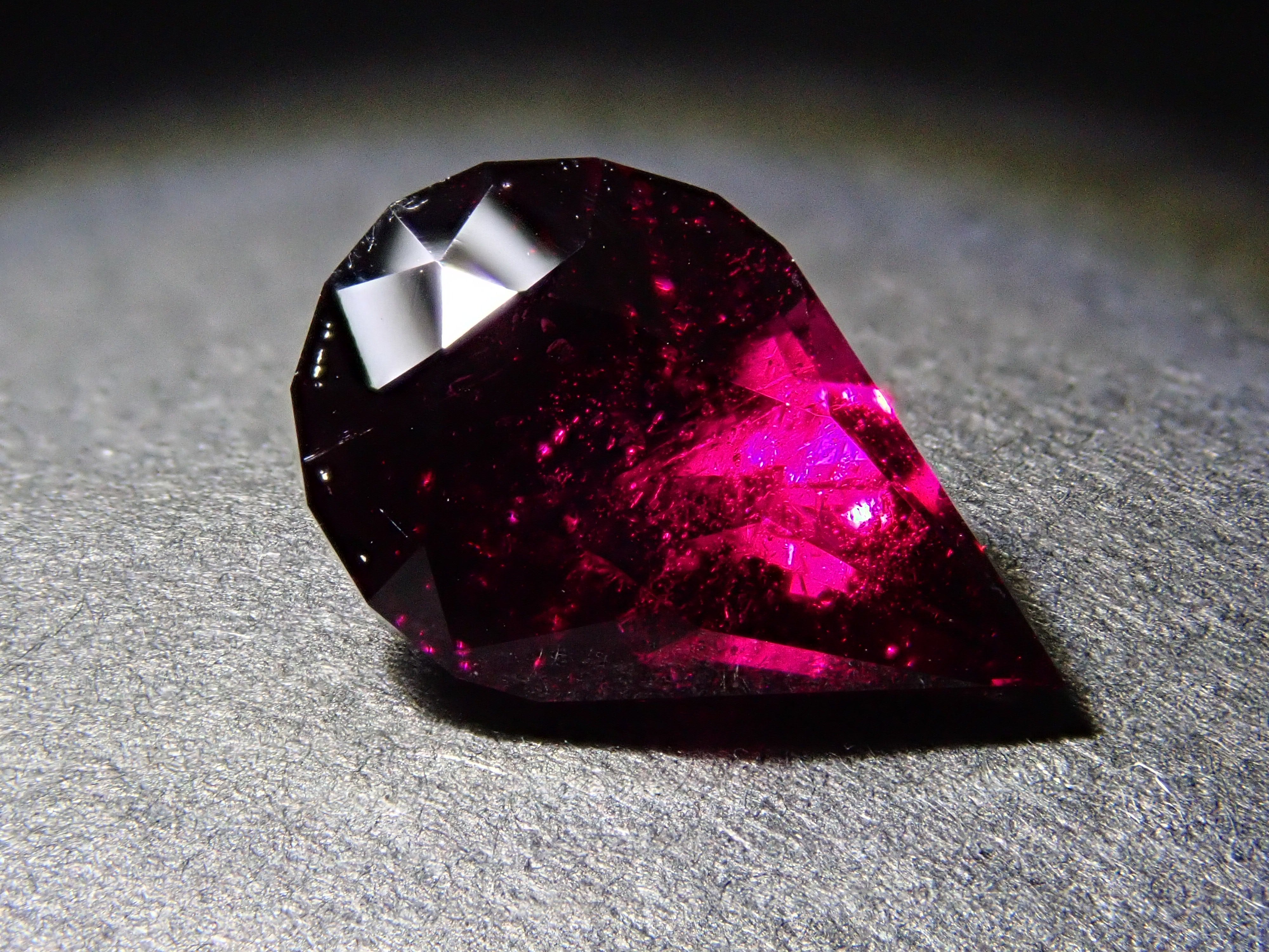 【12561908掲載】タンザニア産ロードライトガーネット 2.370ctルース