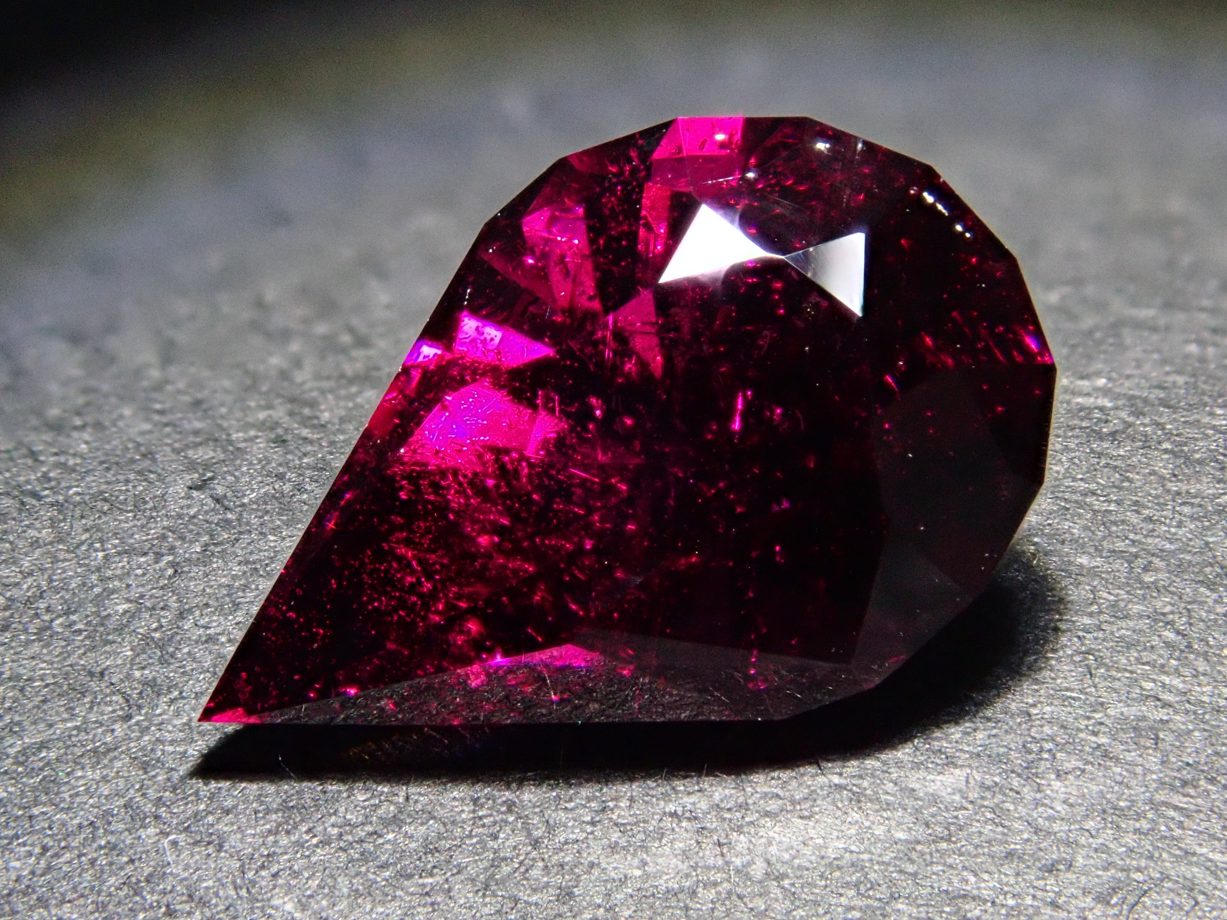 【12561908掲載】タンザニア産ロードライトガーネット 2.370ctルース