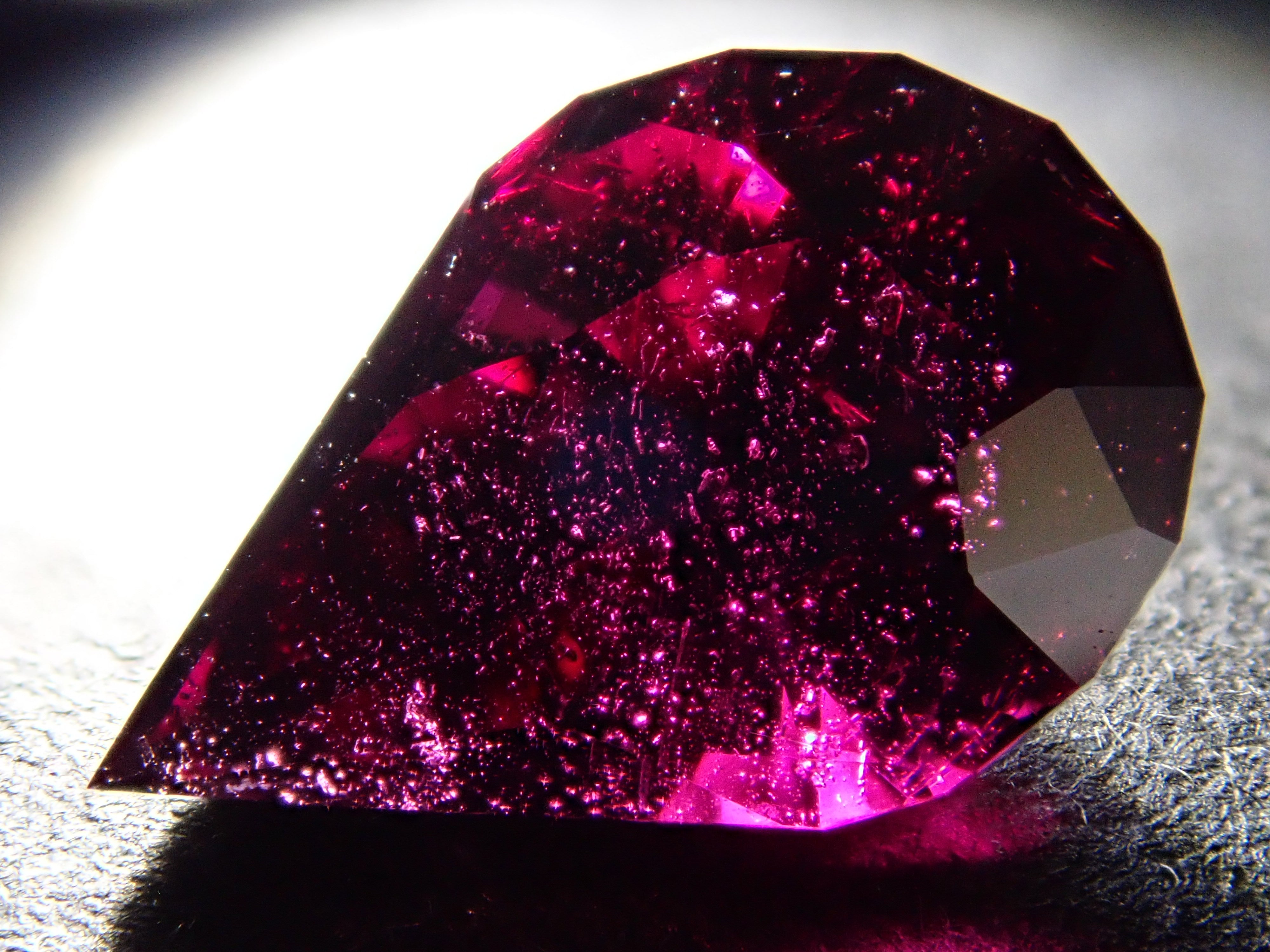 【12561908掲載】タンザニア産ロードライトガーネット 2.370ctルース