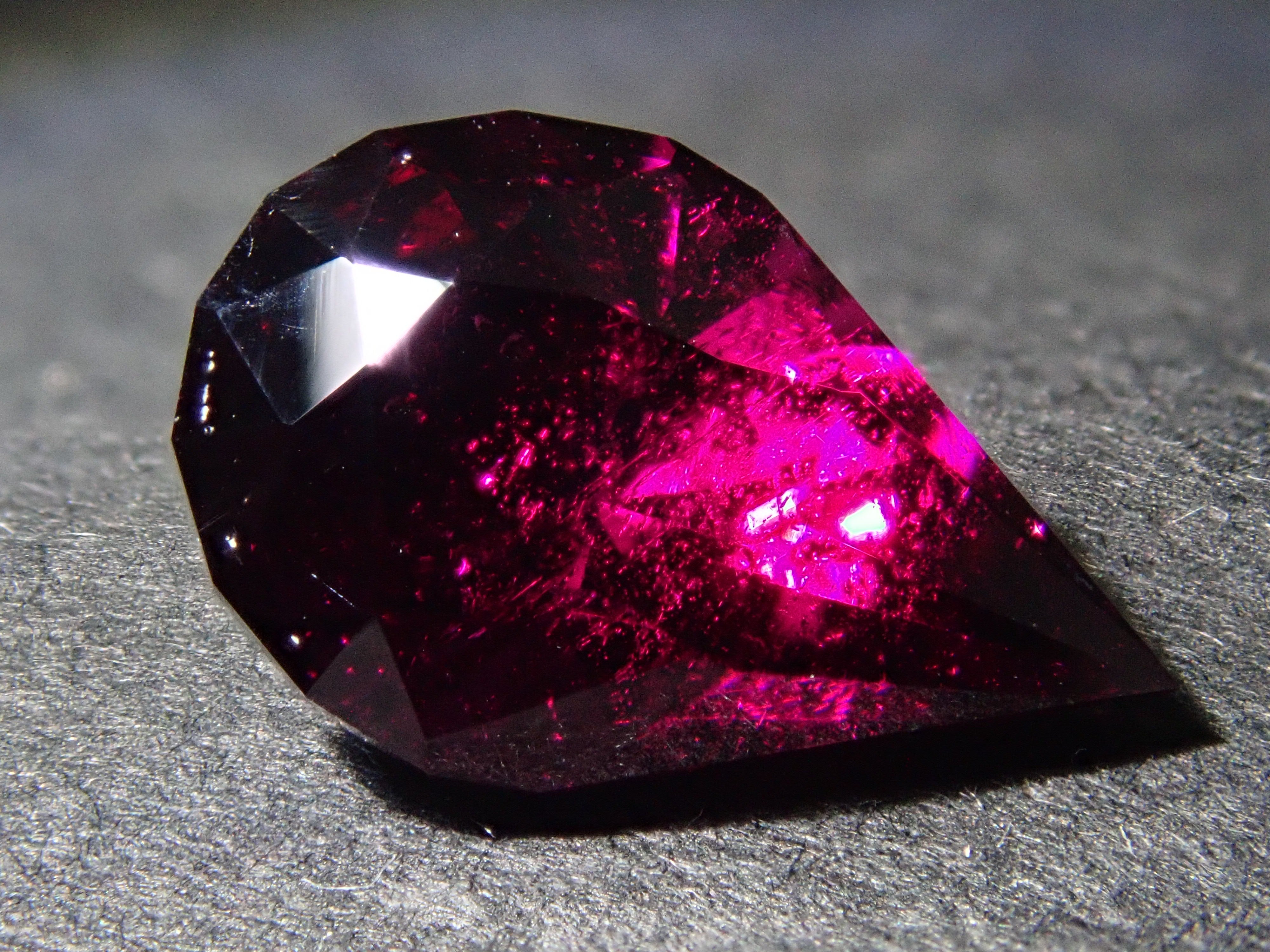 【12561908掲載】タンザニア産ロードライトガーネット 2.370ctルース