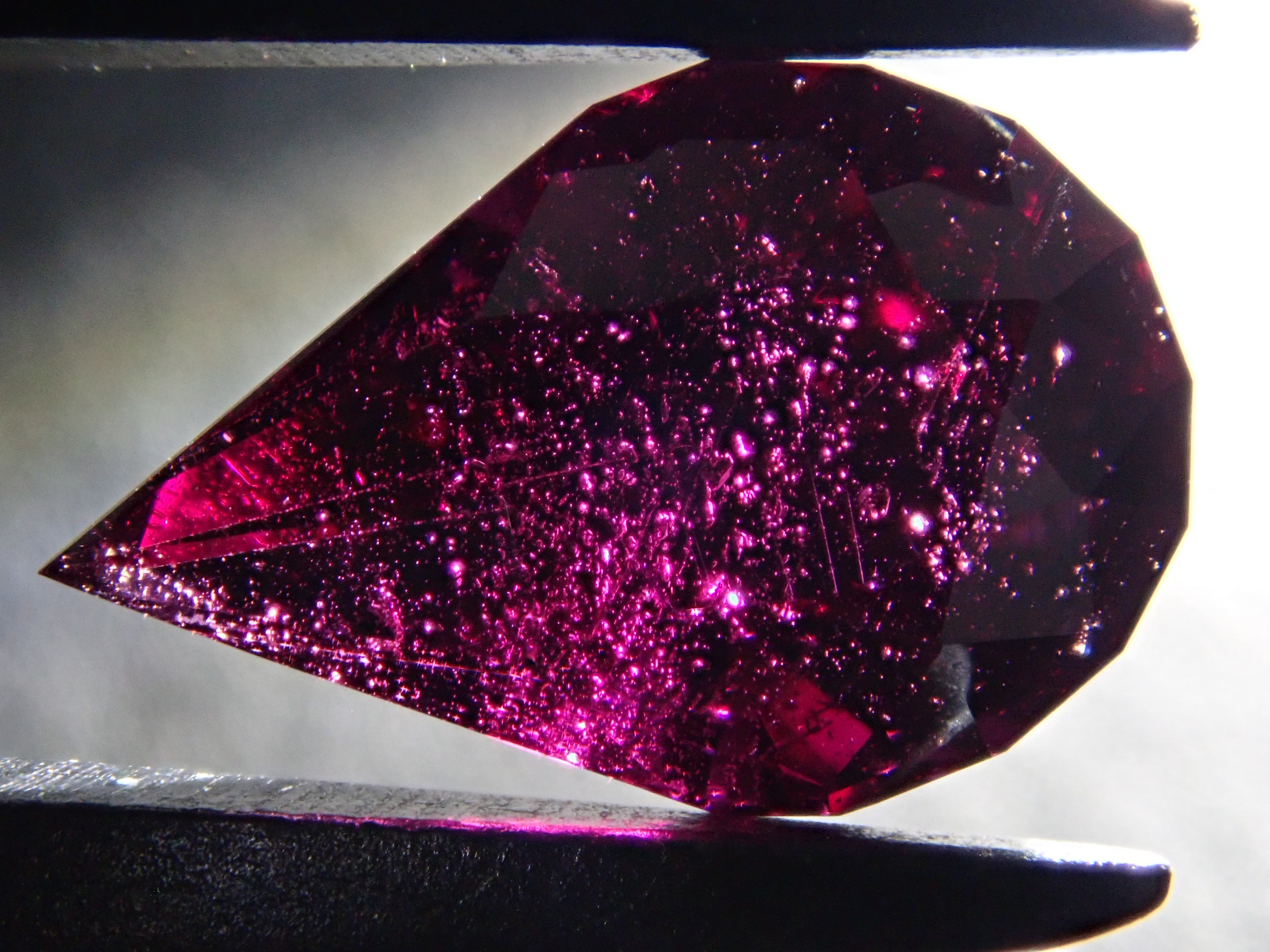 【12561908掲載】タンザニア産ロードライトガーネット 2.370ctルース