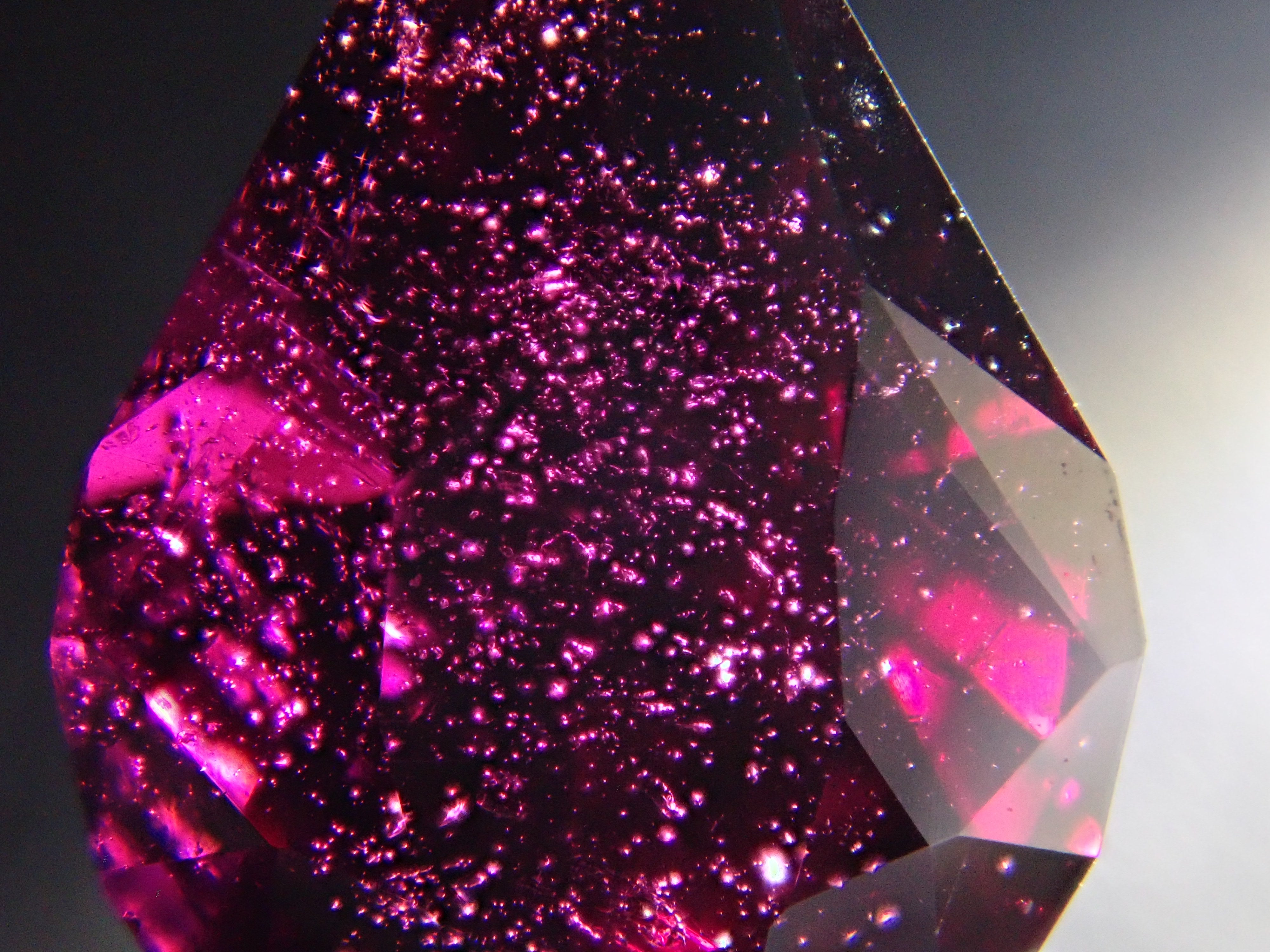 【12561908掲載】タンザニア産ロードライトガーネット 2.370ctルース