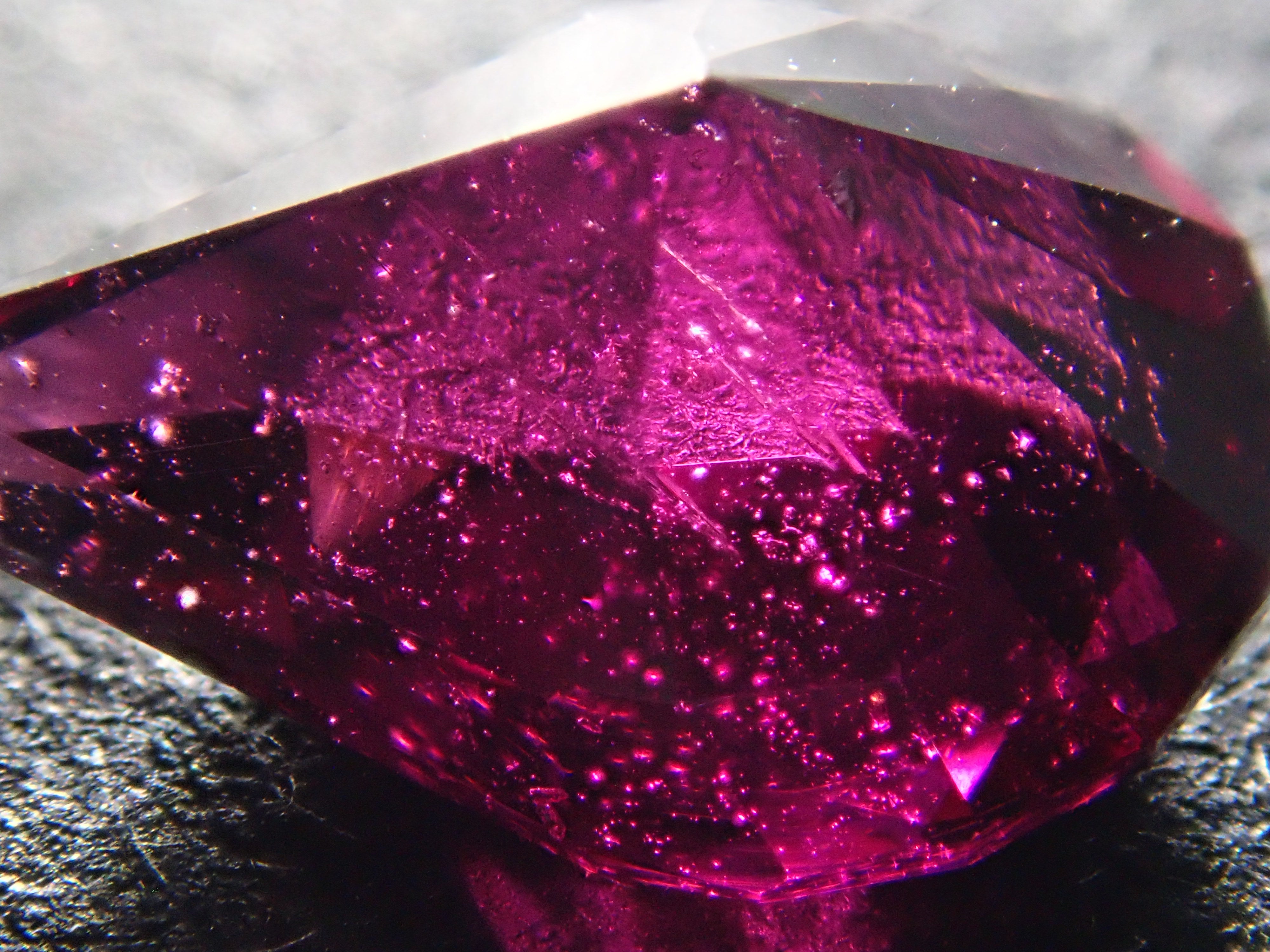 【12561908掲載】タンザニア産ロードライトガーネット 2.370ctルース