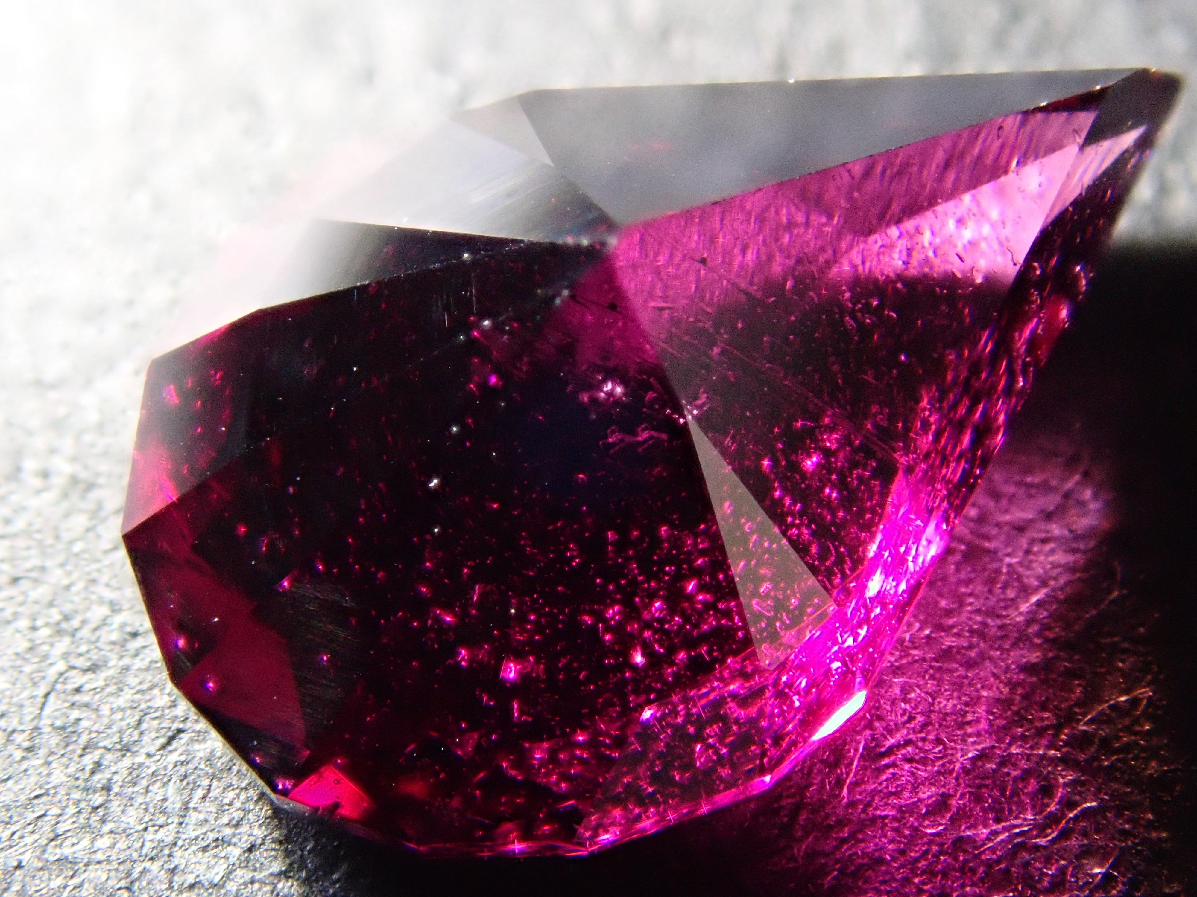 【12561908掲載】タンザニア産ロードライトガーネット 2.370ctルース