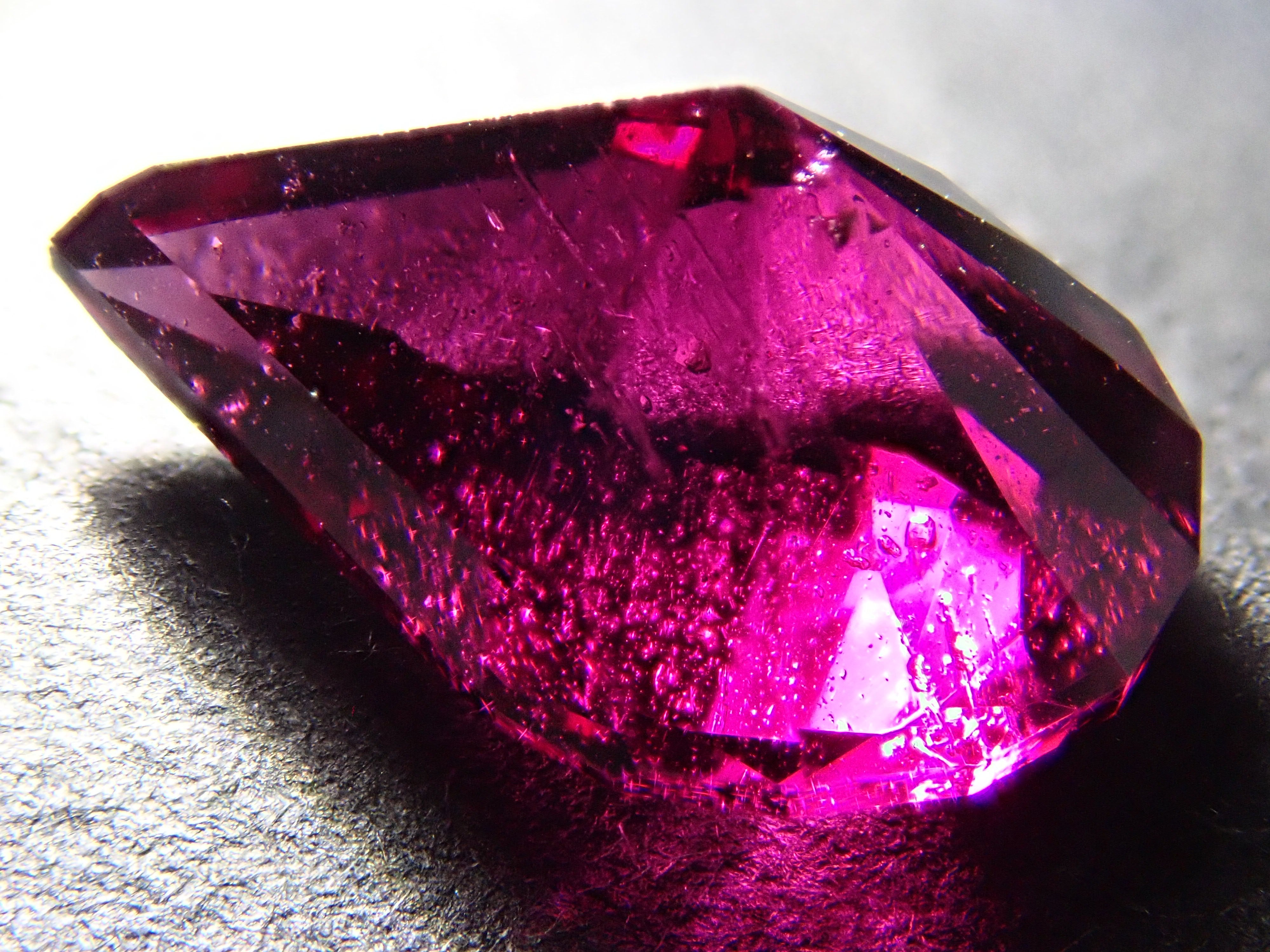 【12561908掲載】タンザニア産ロードライトガーネット 2.370ctルース