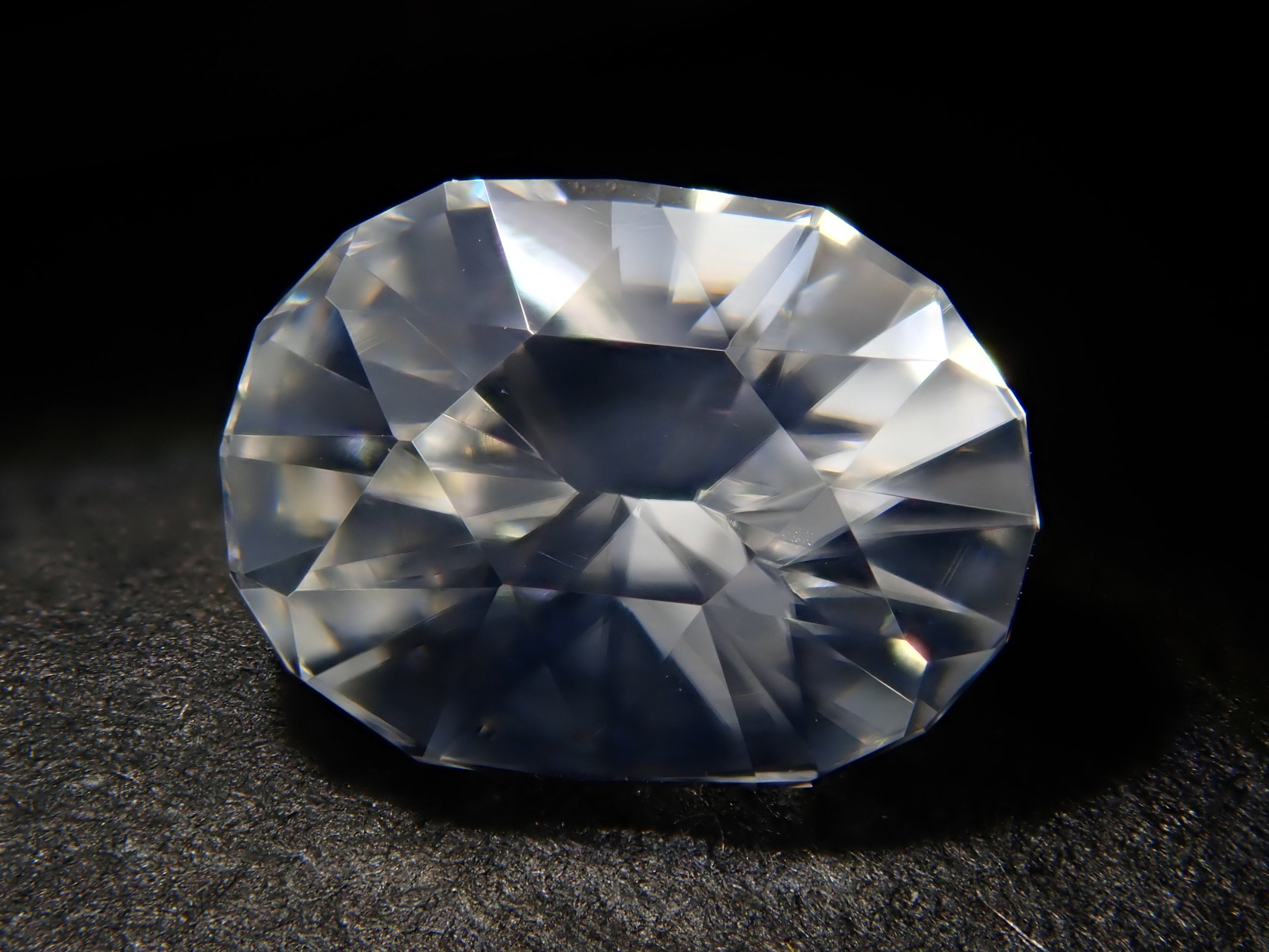 【12561909掲載】カンボジア産カラーレスジルコン 1.121ctルース