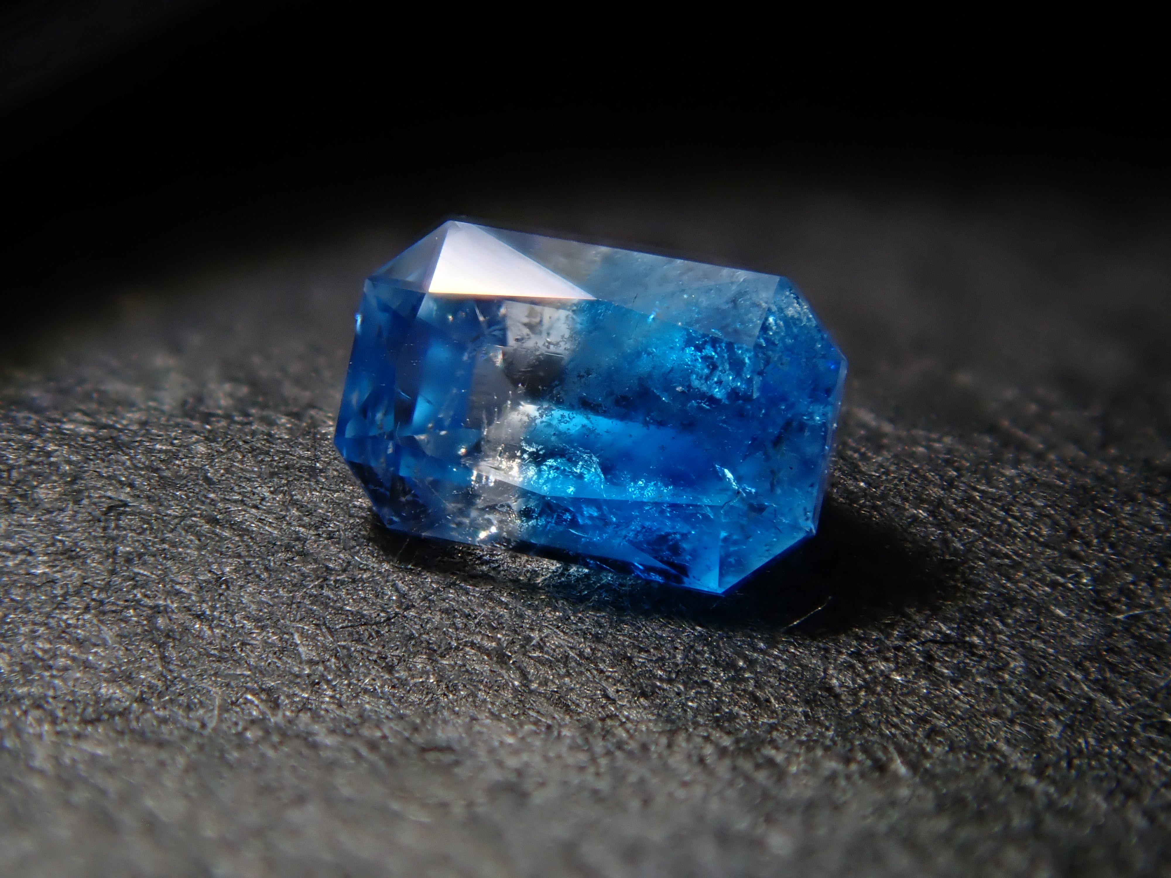 【12561912掲載】ジンバブエ産ジンバブエ産バイカラーユークレース 0.109ctルース