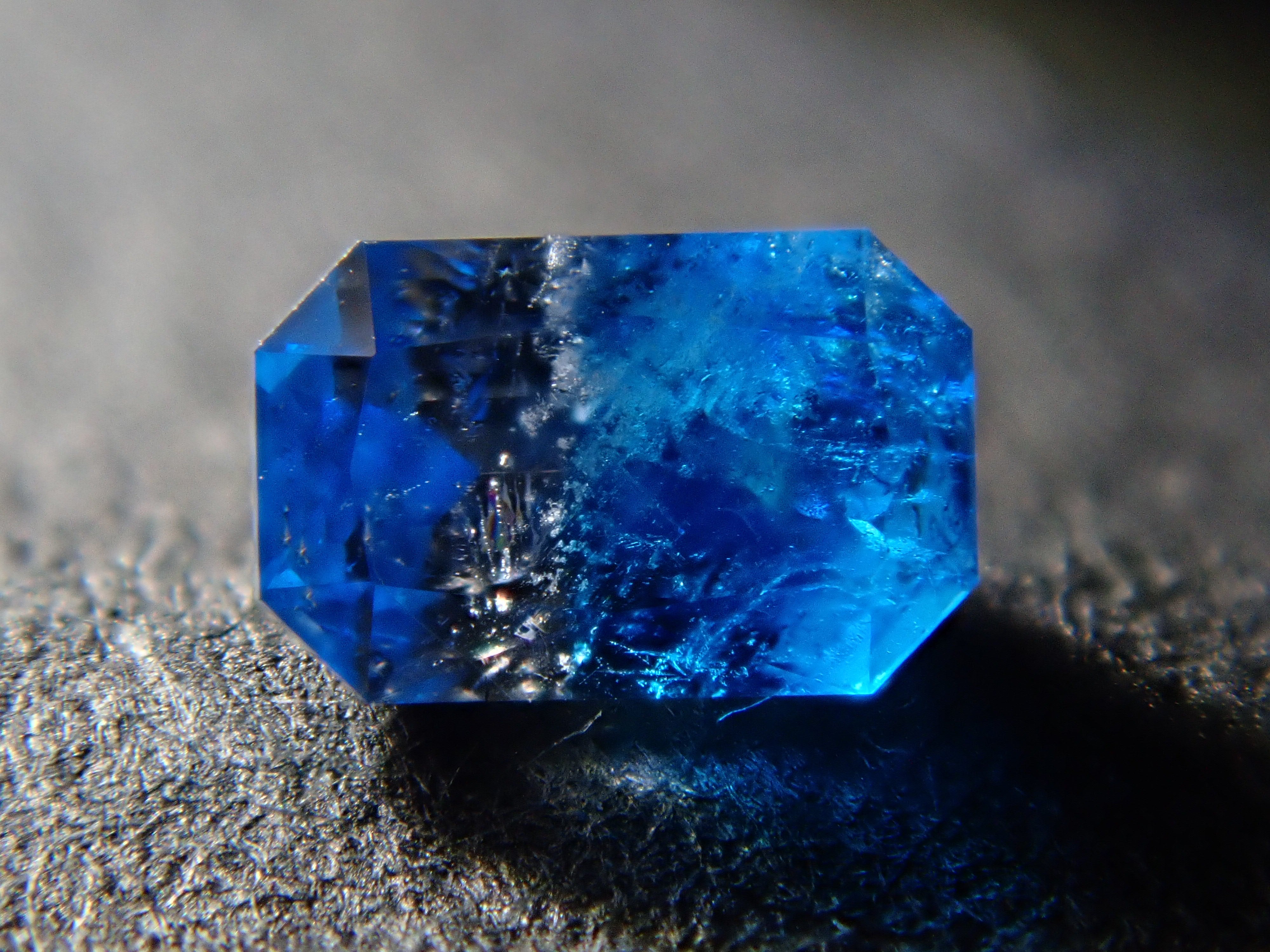 【12561912掲載】ジンバブエ産ジンバブエ産バイカラーユークレース 0.109ctルース