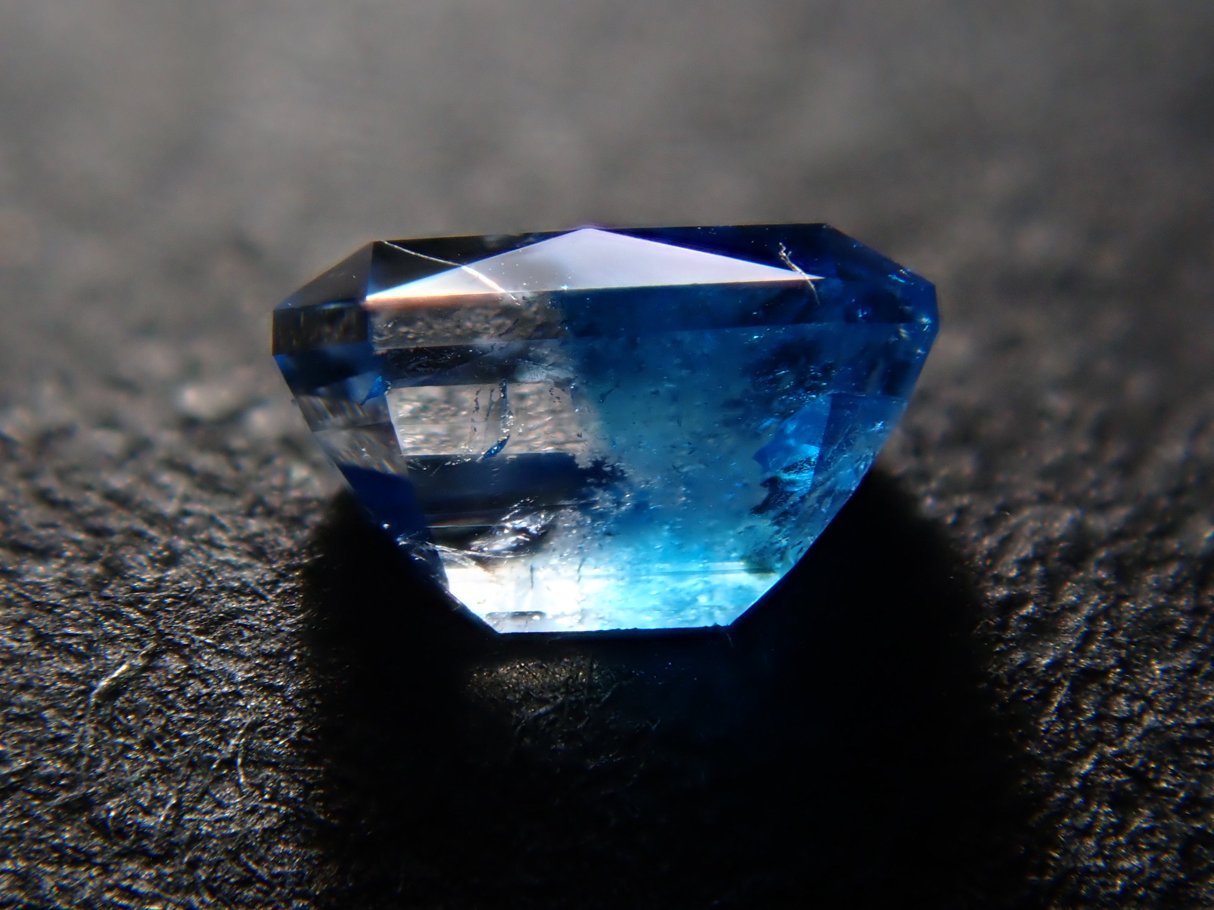 【12561912掲載】ジンバブエ産ジンバブエ産バイカラーユークレース 0.109ctルース