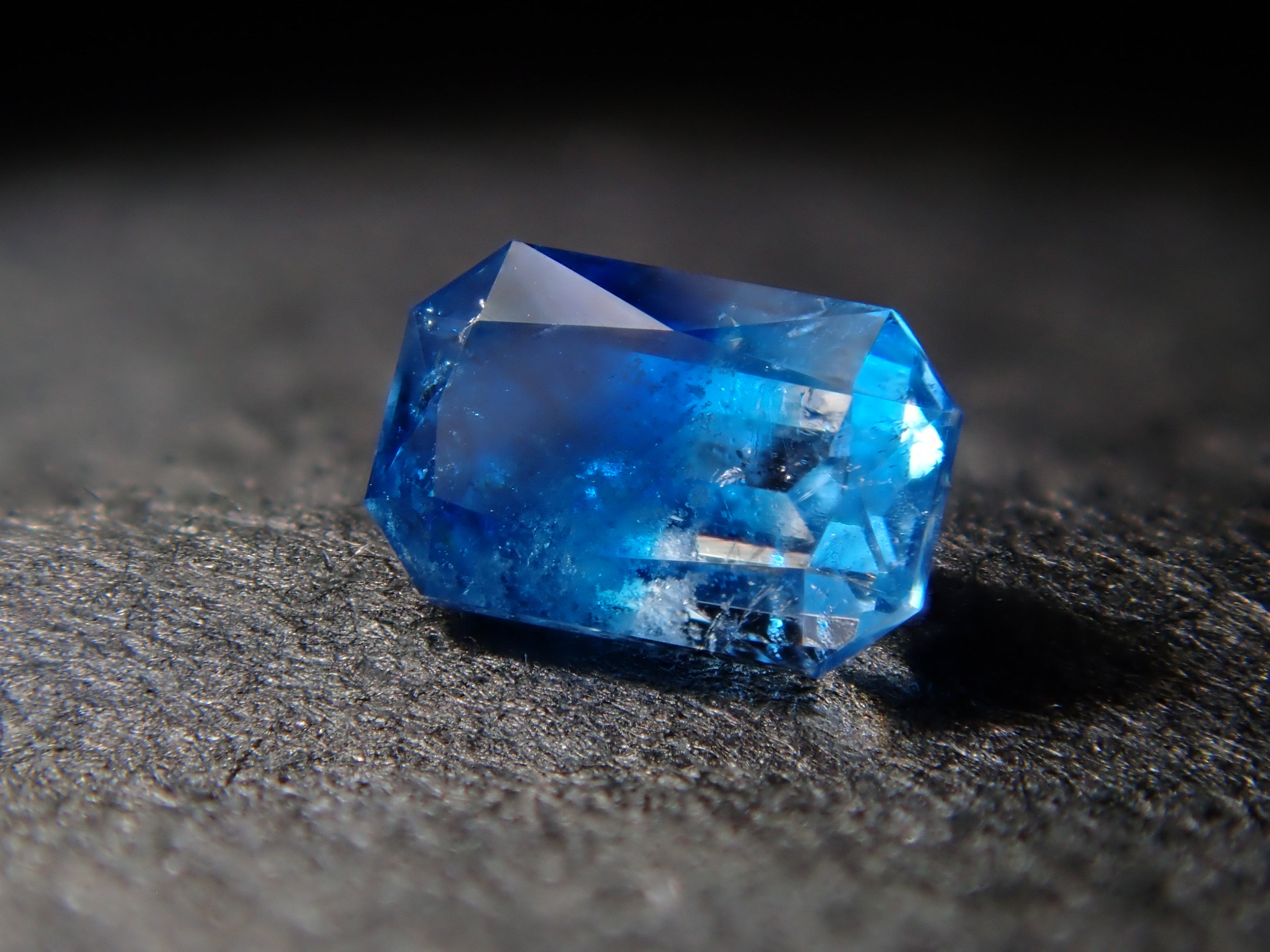 【12561912掲載】ジンバブエ産ジンバブエ産バイカラーユークレース 0.109ctルース