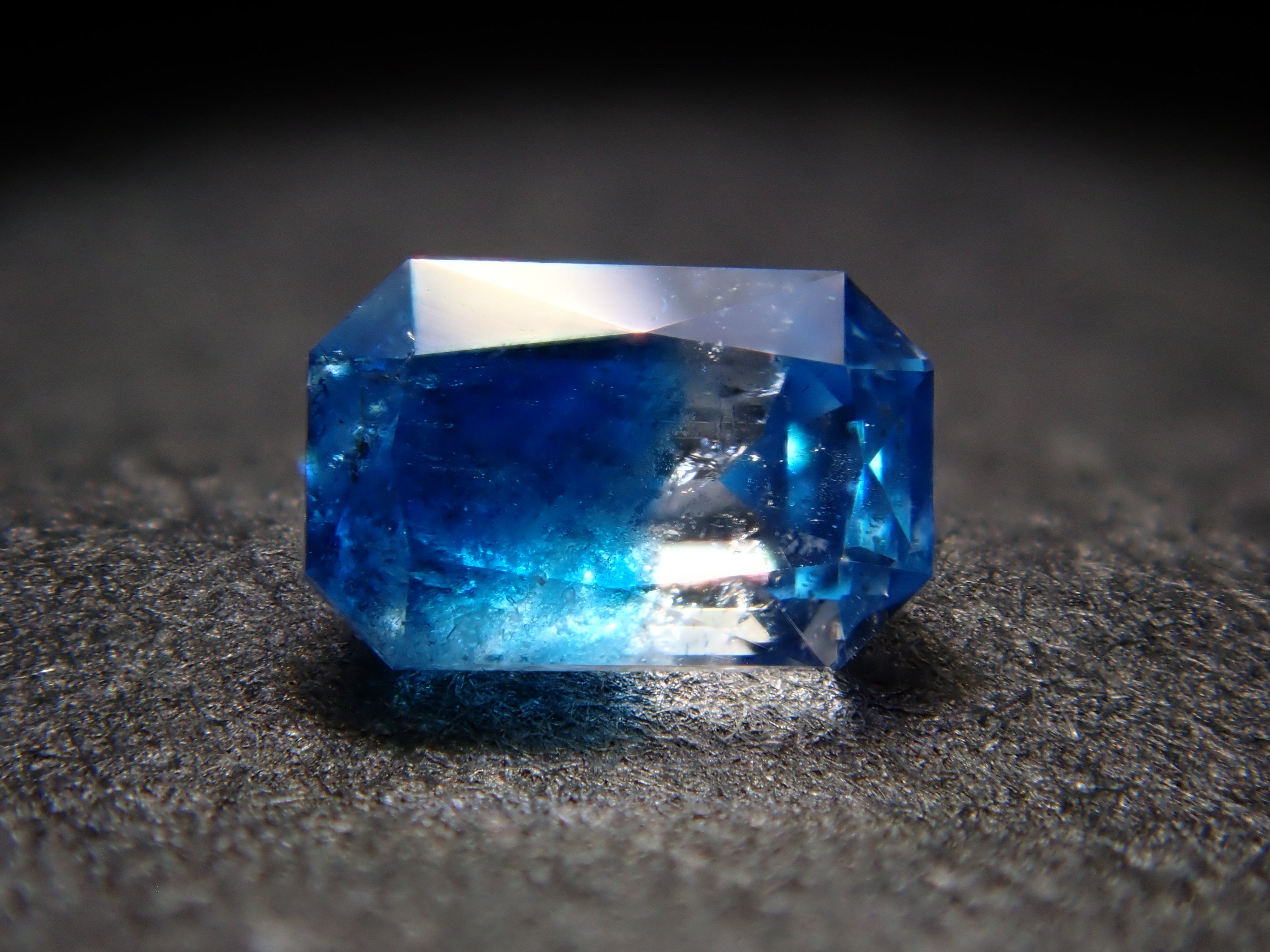 【12561912掲載】ジンバブエ産ジンバブエ産バイカラーユークレース 0.109ctルース