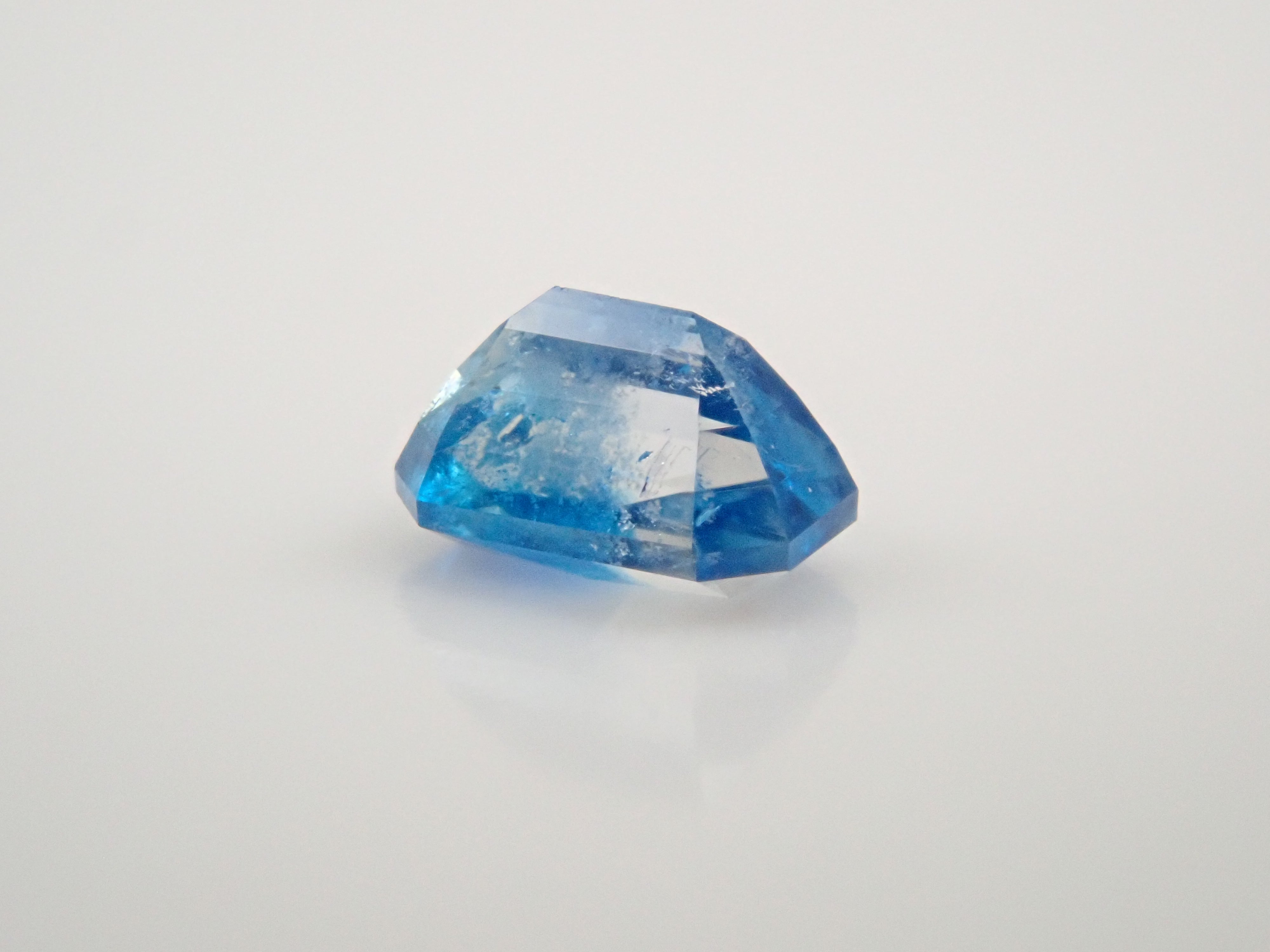 【12561912掲載】ジンバブエ産ジンバブエ産バイカラーユークレース 0.109ctルース