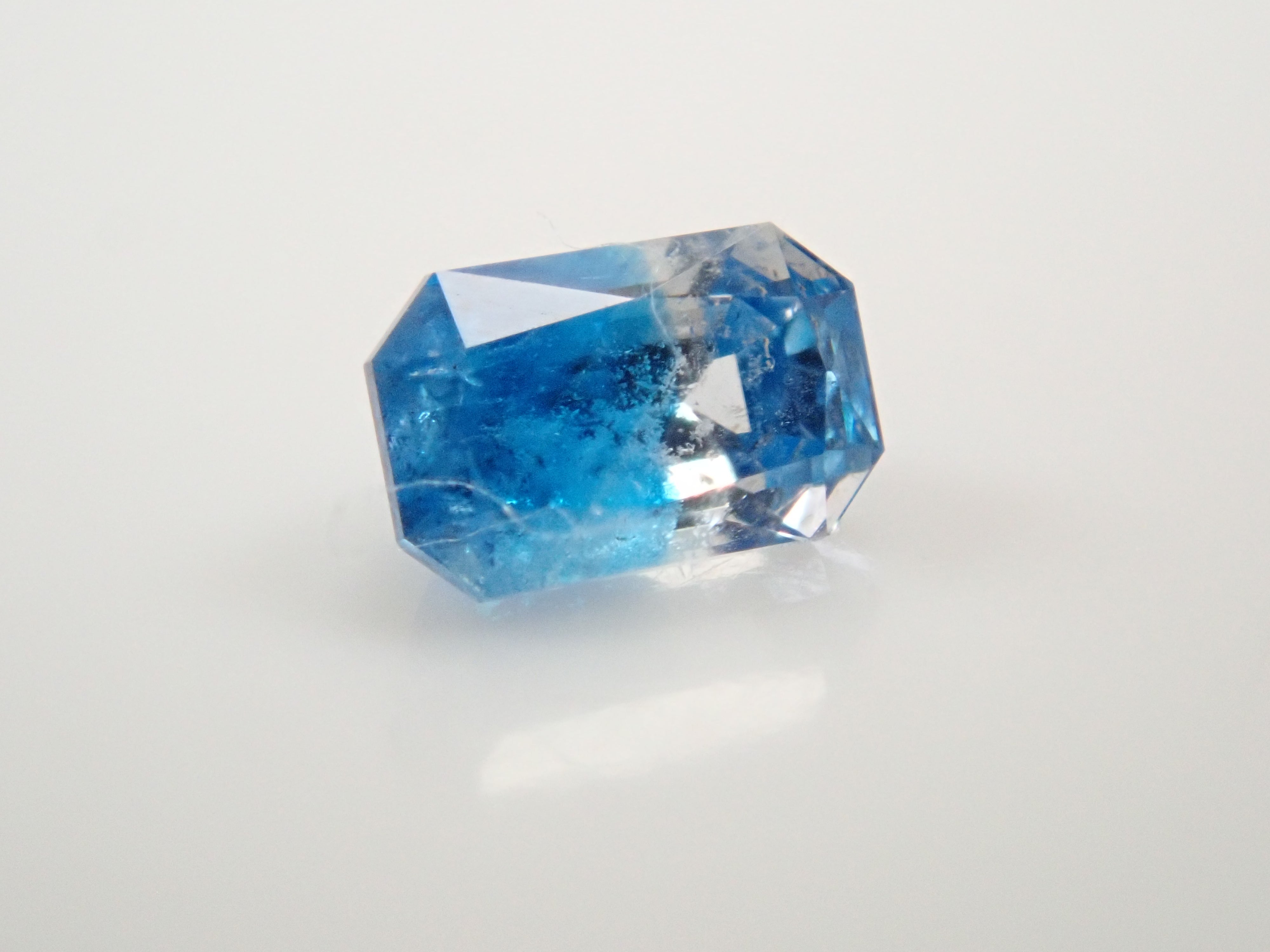 【12561912掲載】ジンバブエ産ジンバブエ産バイカラーユークレース 0.109ctルース