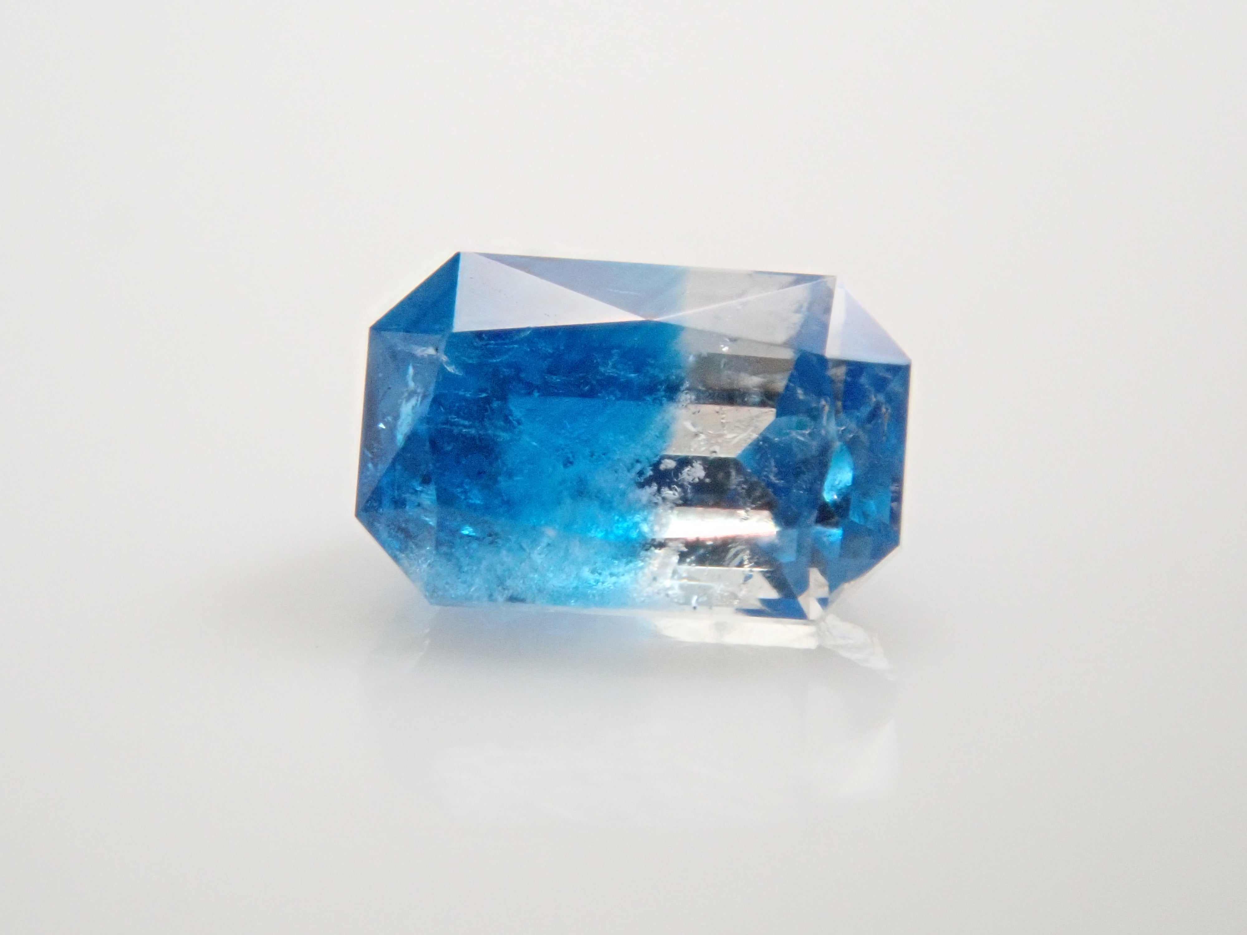 【12561912掲載】ジンバブエ産ジンバブエ産バイカラーユークレース 0.109ctルース