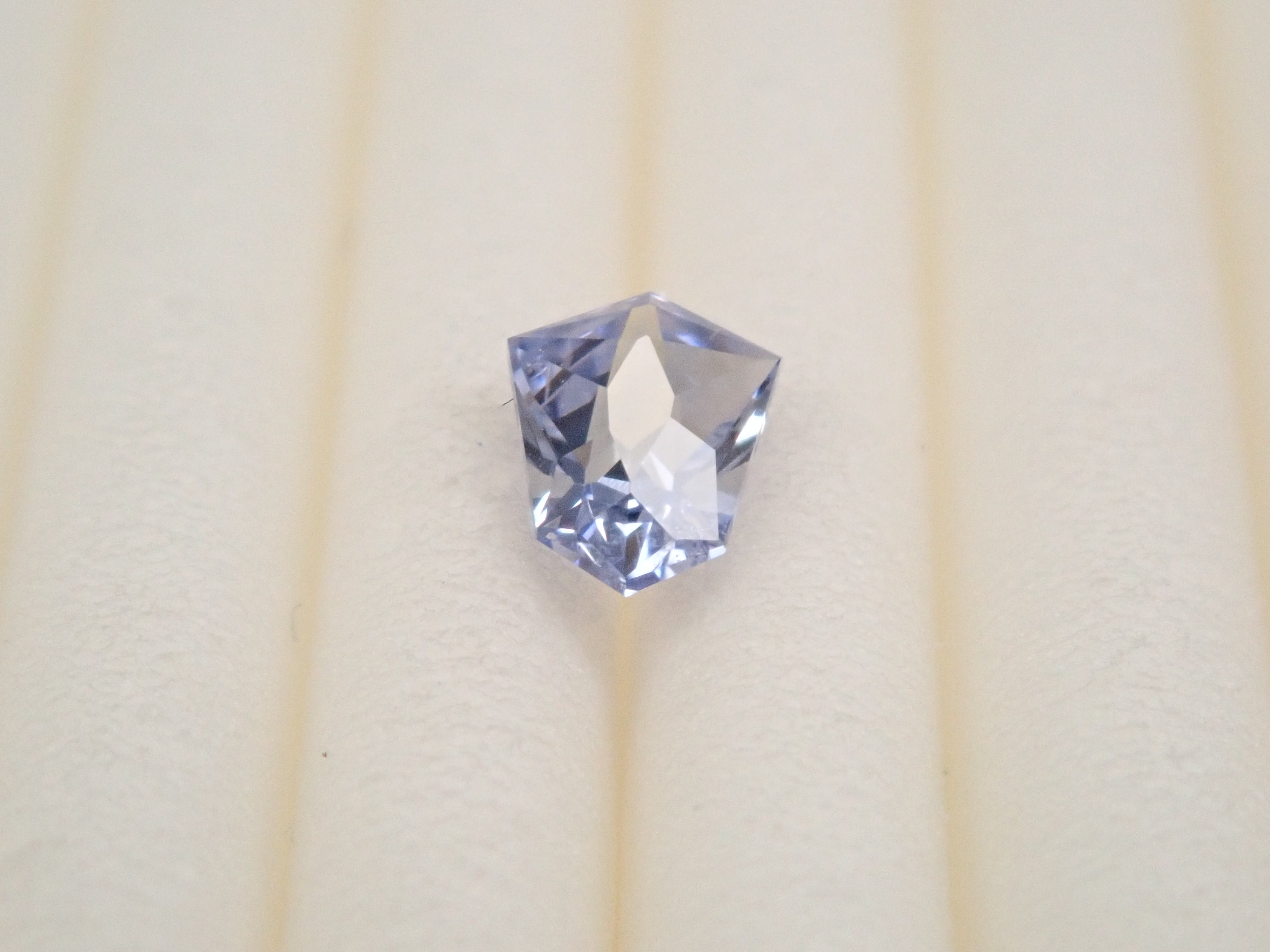 スリランカ産ブルーサファイア(アイスブルー) 0.272ctルース