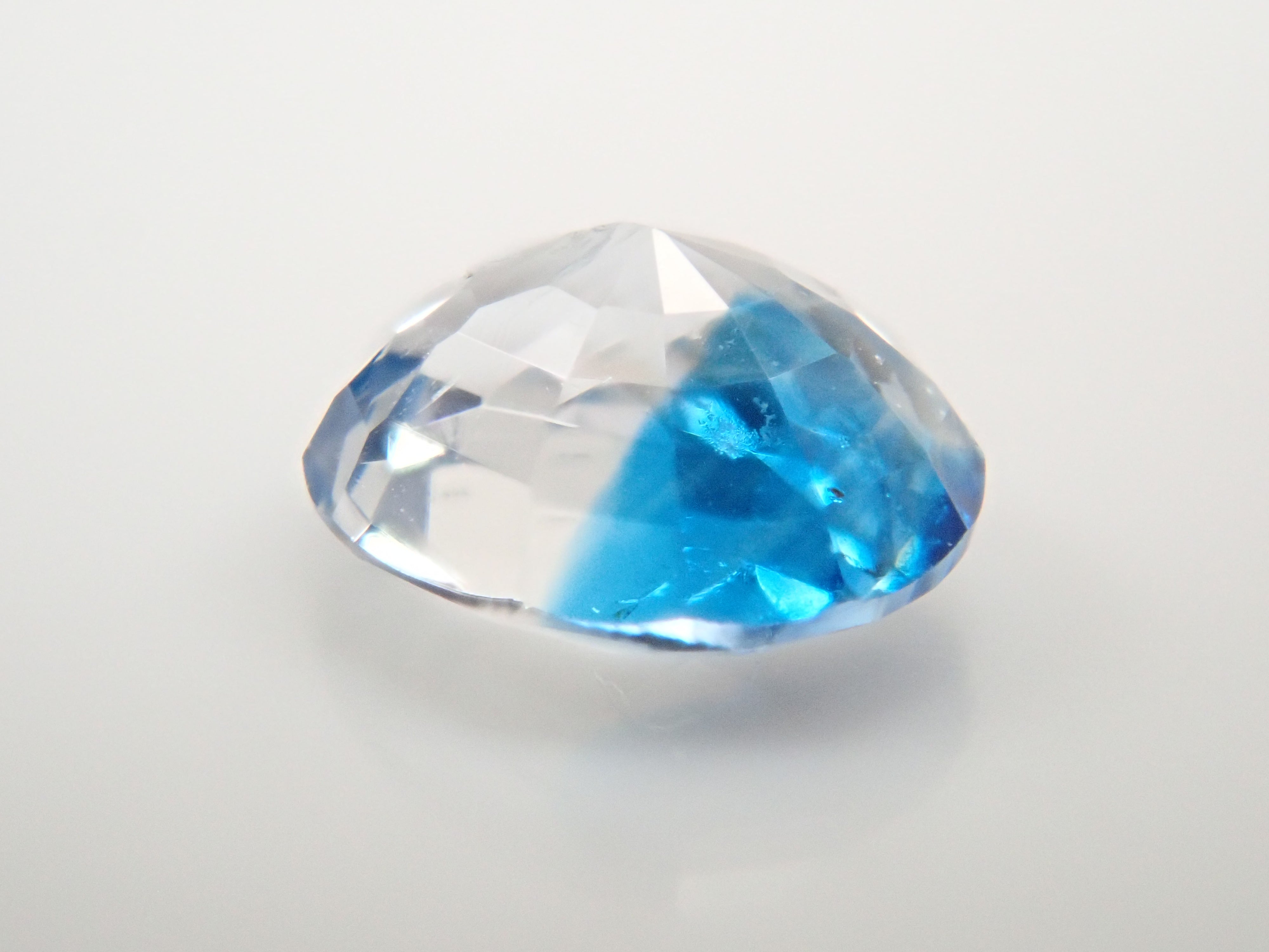 ジンバブエ産バイカラーユークレース 0.227ctルース