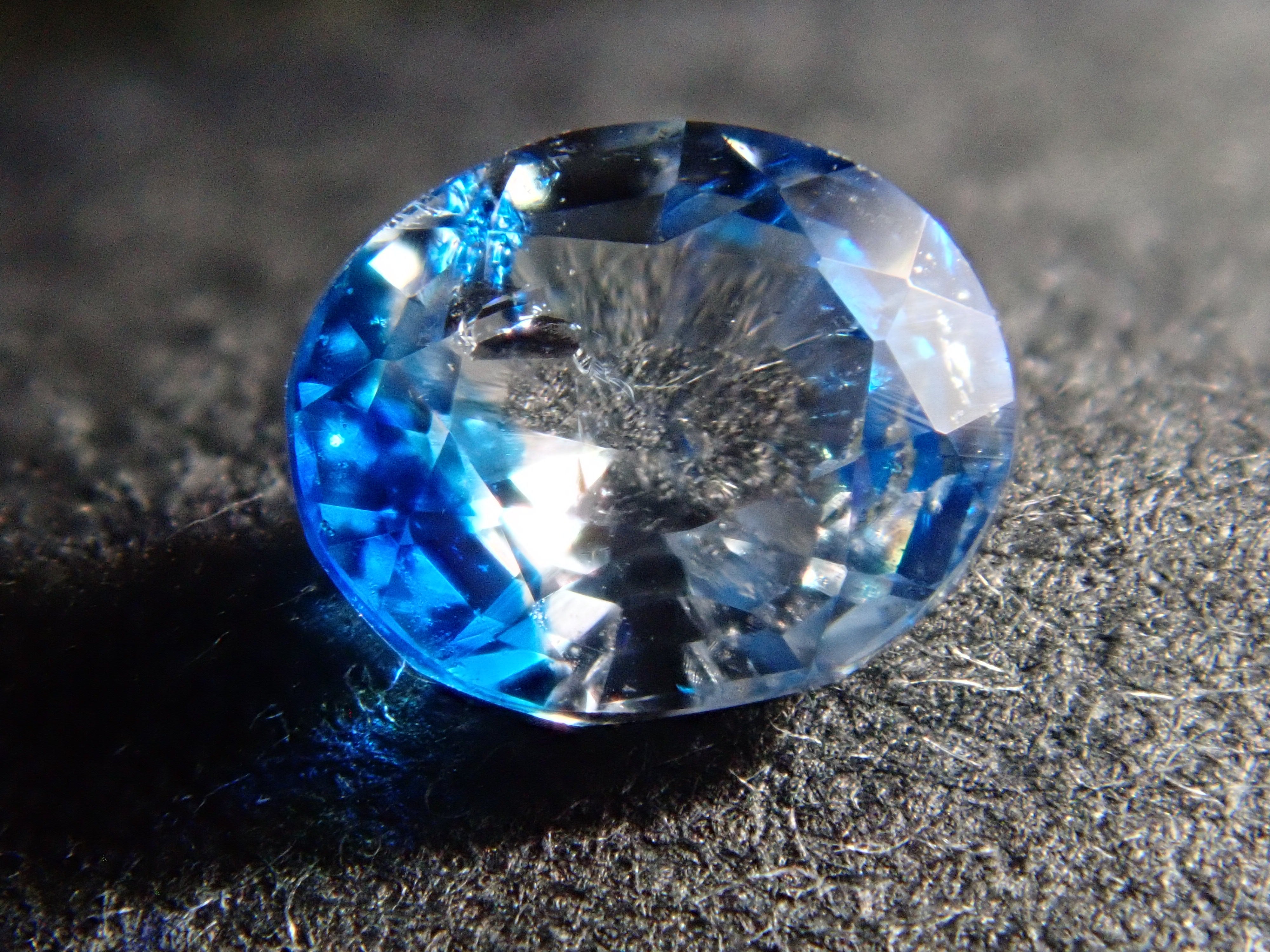 ジンバブエ産バイカラーユークレース 0.227ctルース