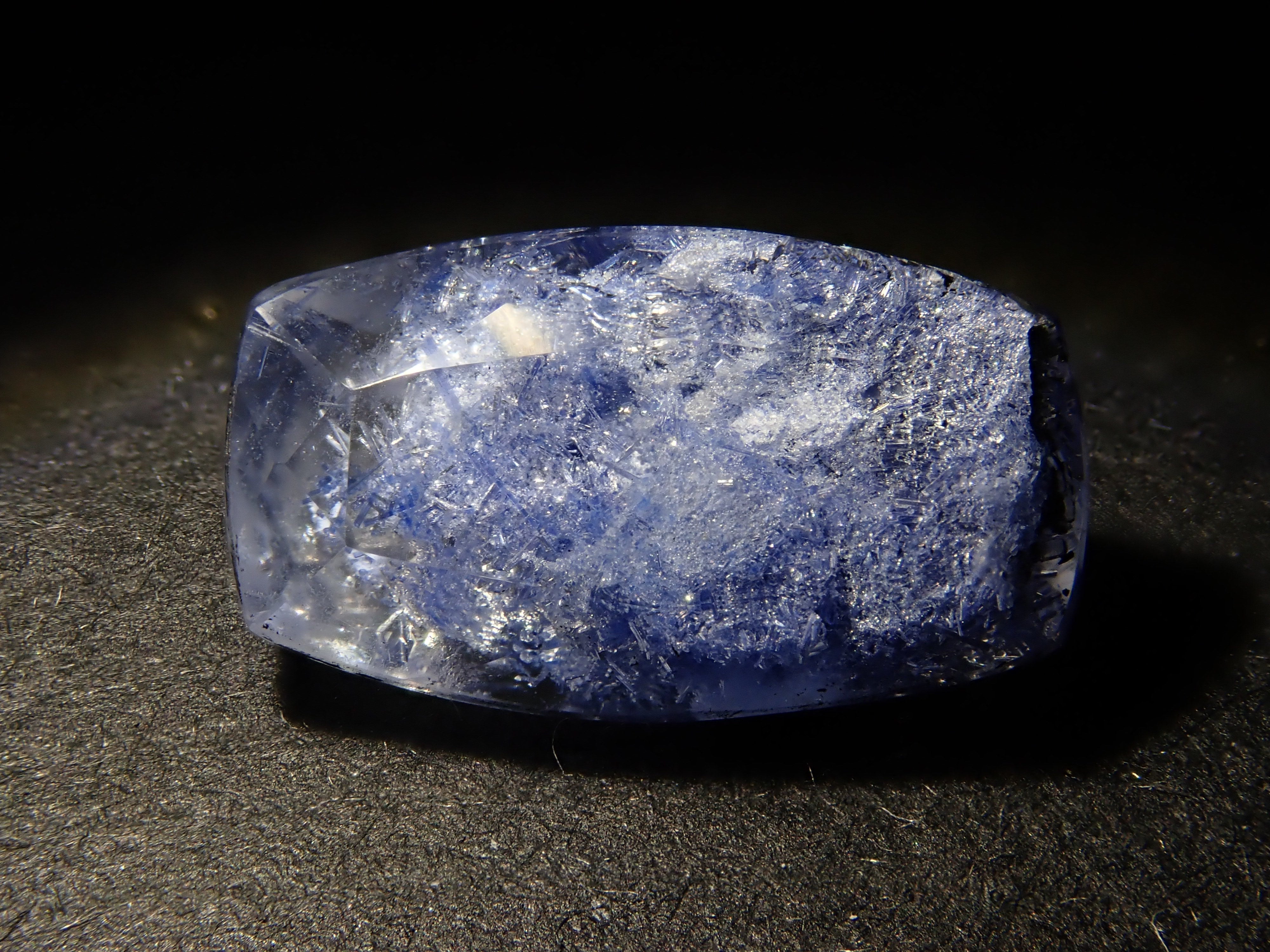 【12561954掲載】ブラジル産デュモルチェライトインクォーツ 3.009ctルース