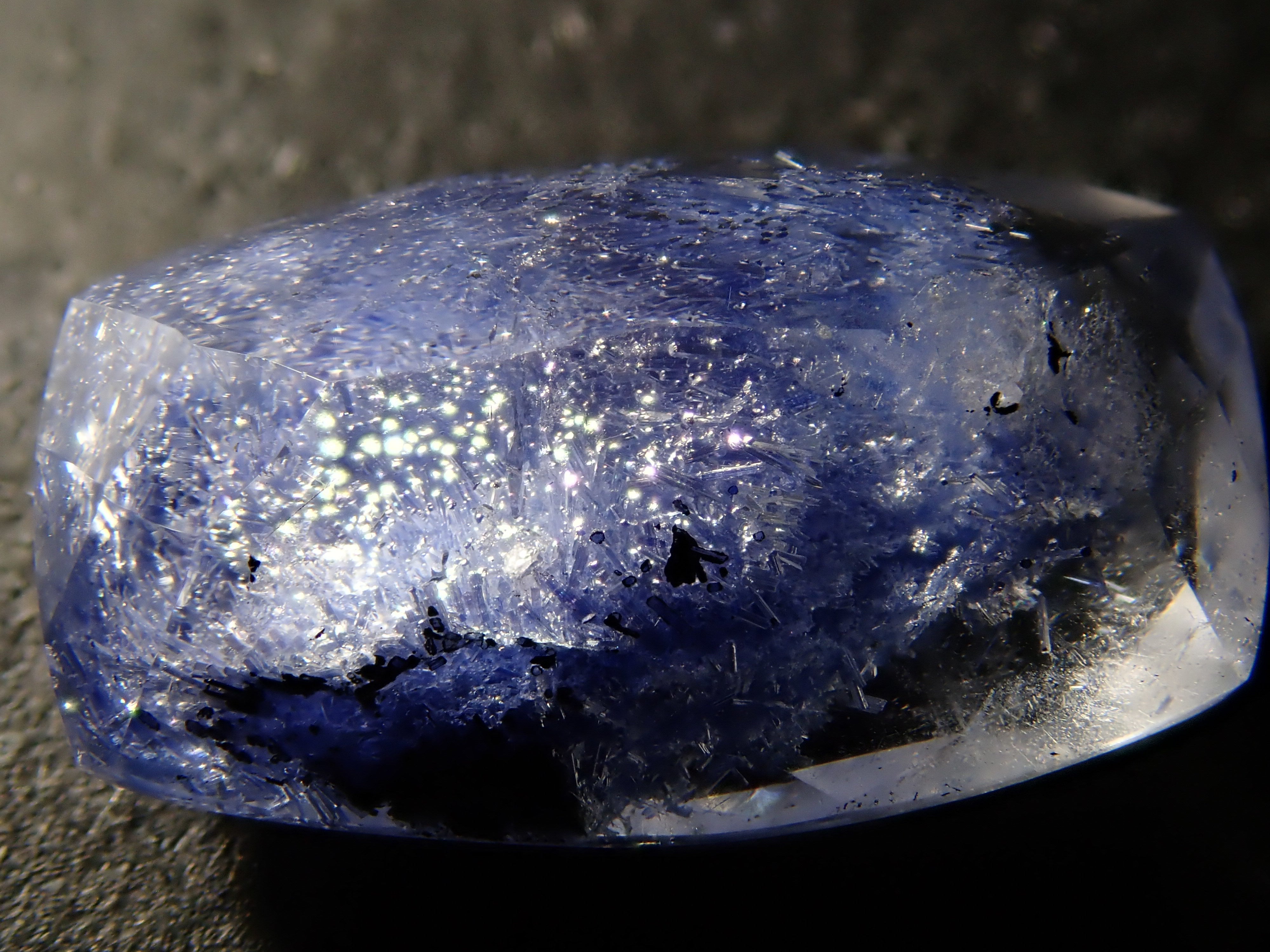 【12561954掲載】ブラジル産デュモルチェライトインクォーツ 3.009ctルース