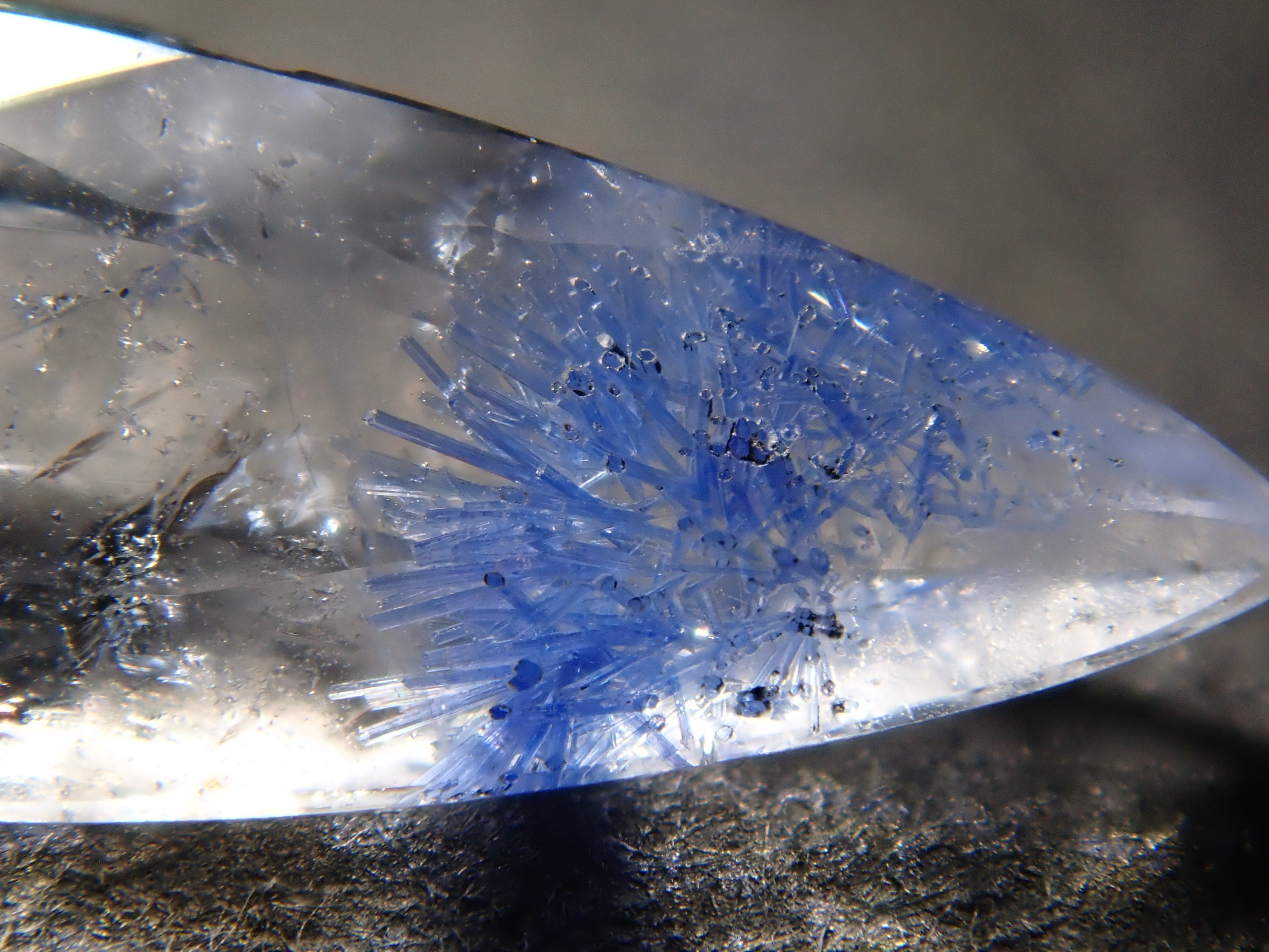 【12561956掲載】ブラジル産デュモルチェライトインクォーツ 0.937ctルース