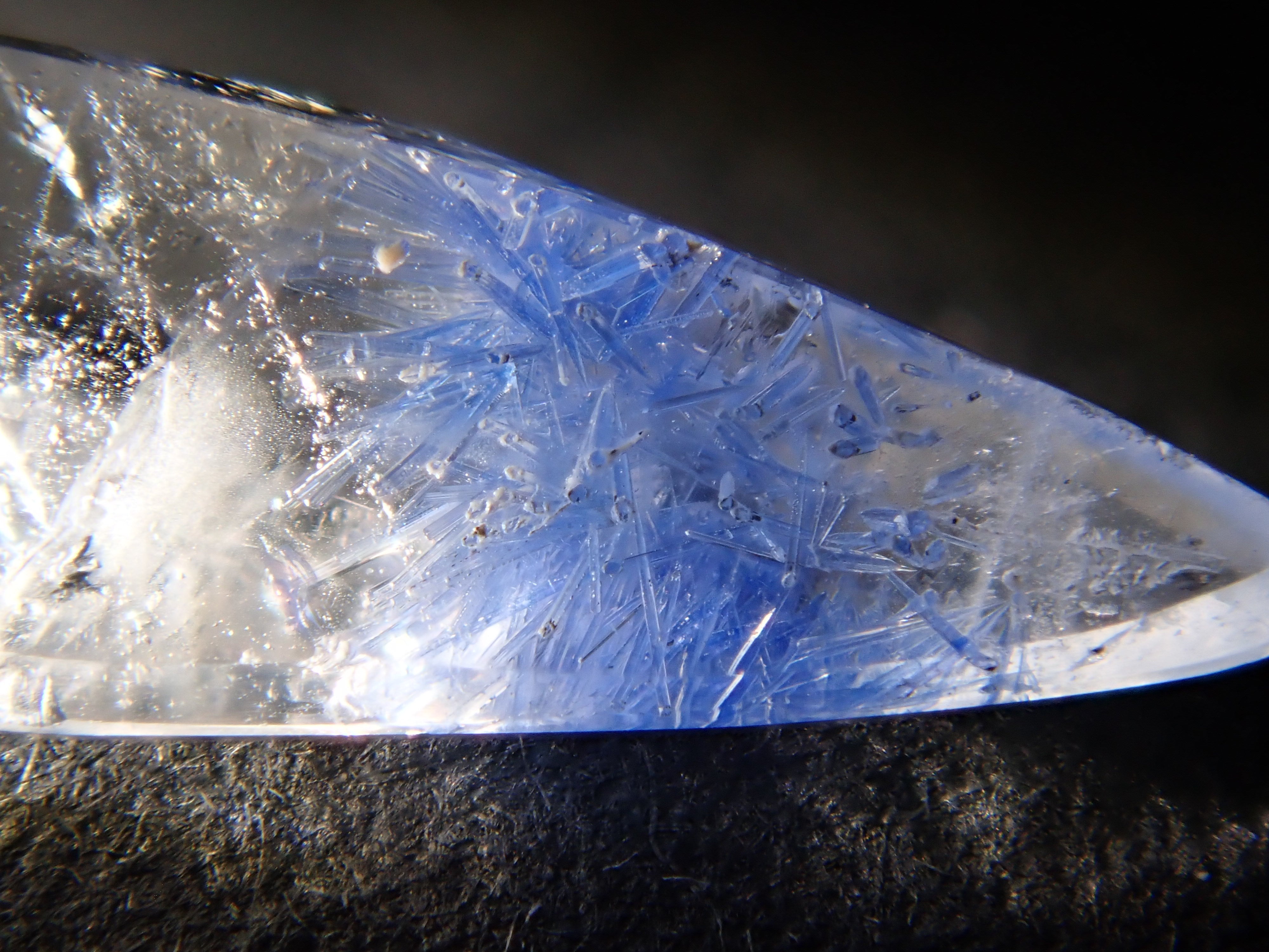 【12561956掲載】ブラジル産デュモルチェライトインクォーツ 0.937ctルース