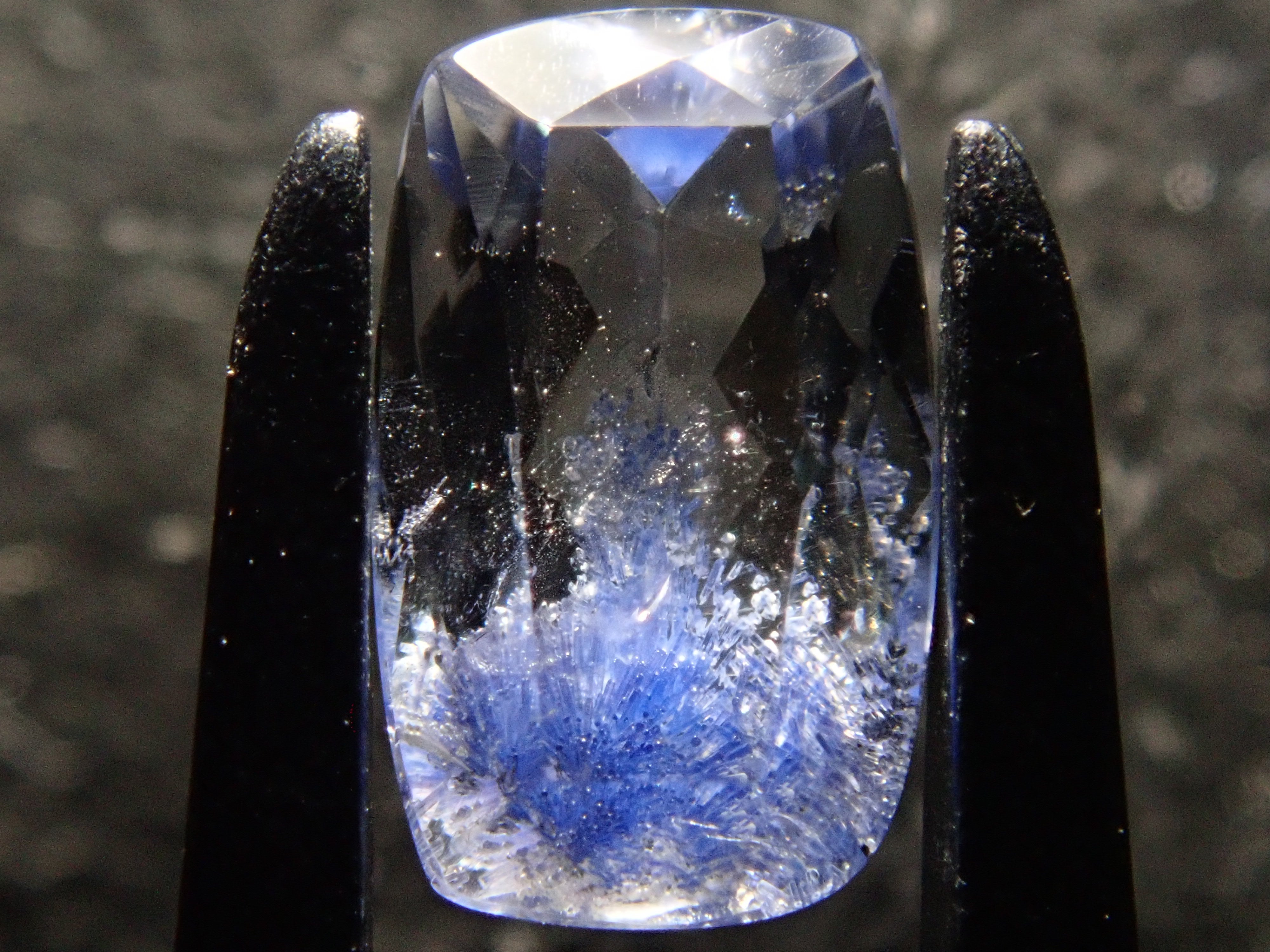 【12561959掲載】ブラジル産デュモルチェライトインクォーツ 0.690ctルース